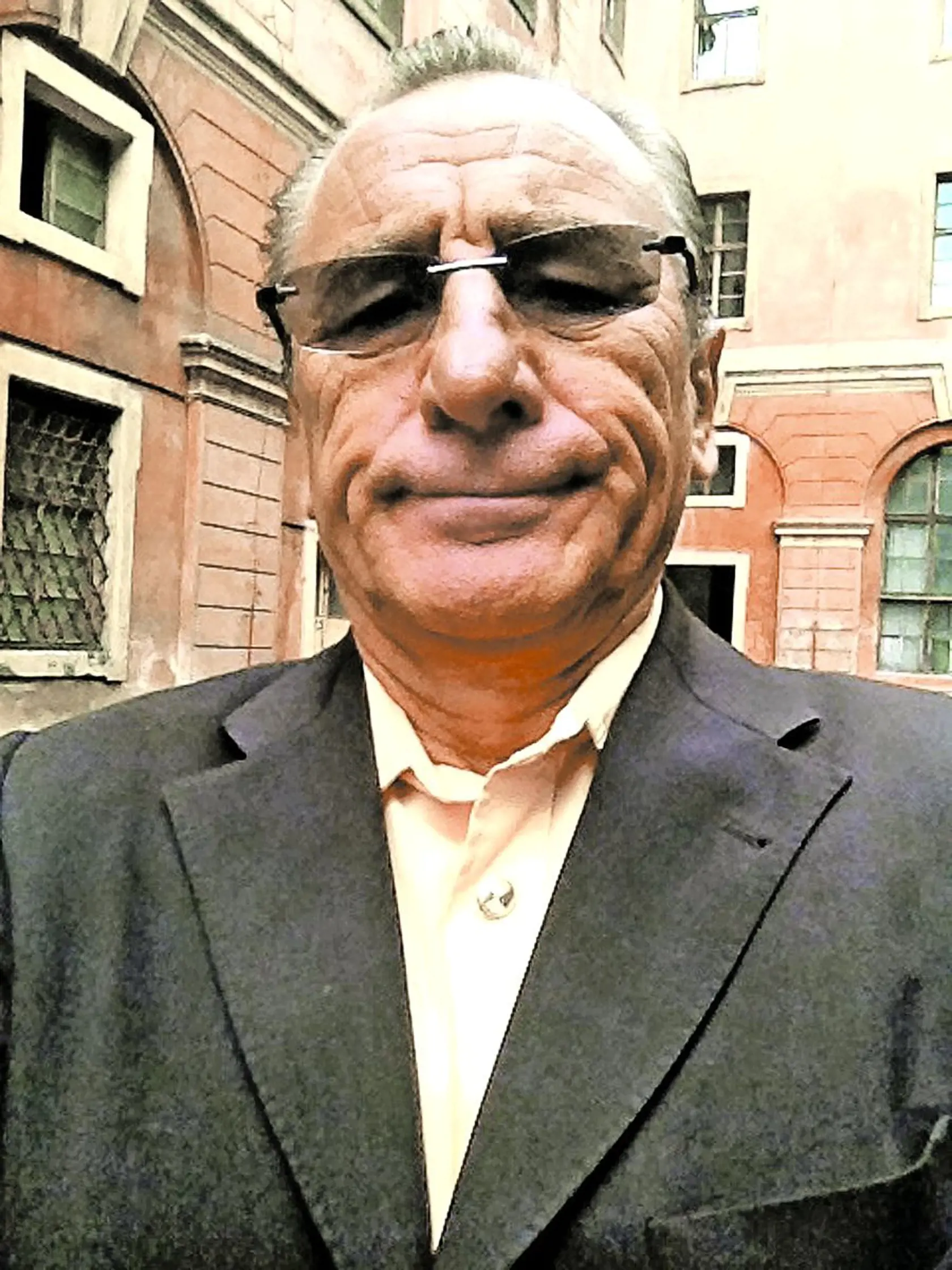 Na ulici by ho bez fúzov spoznal len málokto.