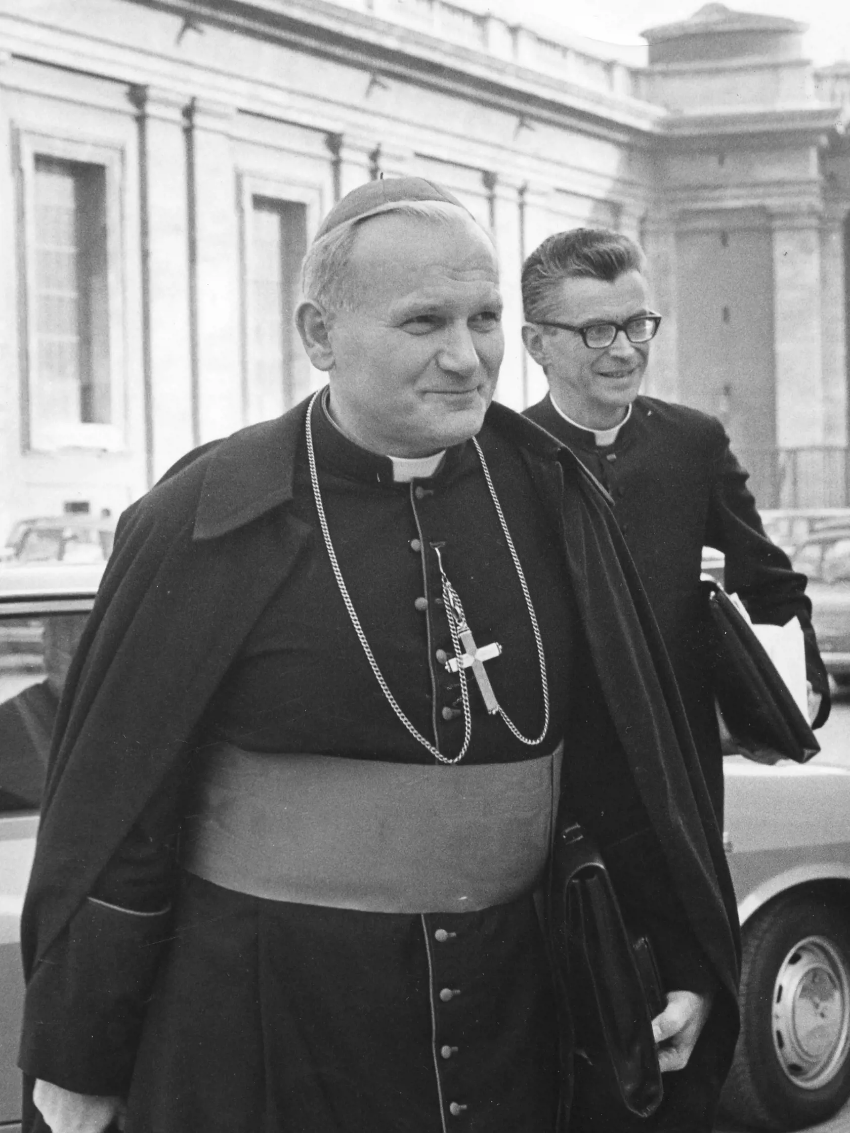 WA 47 archív Vatikán - Na archívnej snímke z 22. októbra 1971 vtedajší kardinál Karol Wojtyla (v popredí), arcibiskup Krakova, prichádza  na svetovú biskupskú synodu do Vatikánu. Zosnulý poľský pápež Ján Pavol II. vedel o sexuálnom zneužívaní detí poľskými katolíckymi kňazmi roky predtým, než sa stal pápežom, a pomáhal tieto prípady zakrývať. V utorok o tom informovala tlačová agentúra PAP, ktorá sa odvolala na nedeľnú reportáž súkromnej poľskej televízie TVN24.pl. FOTO TASR/AP



FILE - Karol C