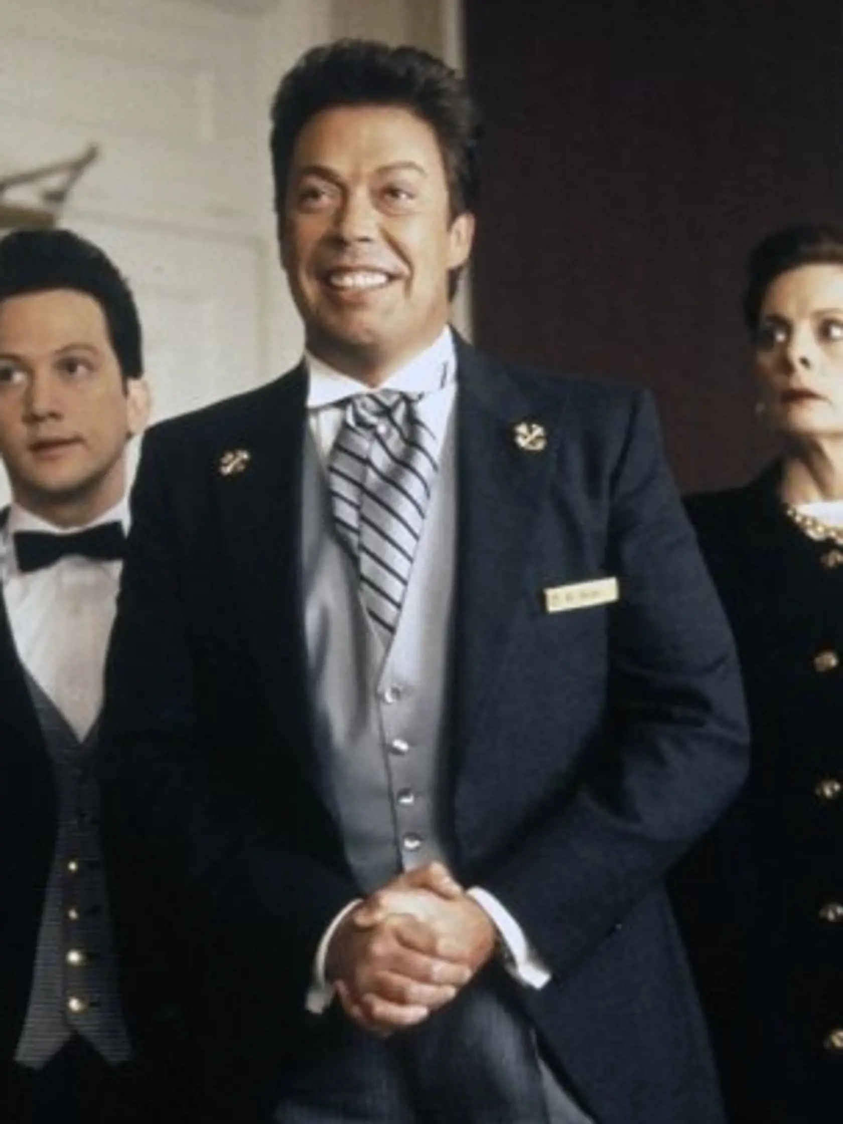 Tim Curry stvárnil nezabudnuteľného Mr. Hectora, šéfa hotelovej služby.