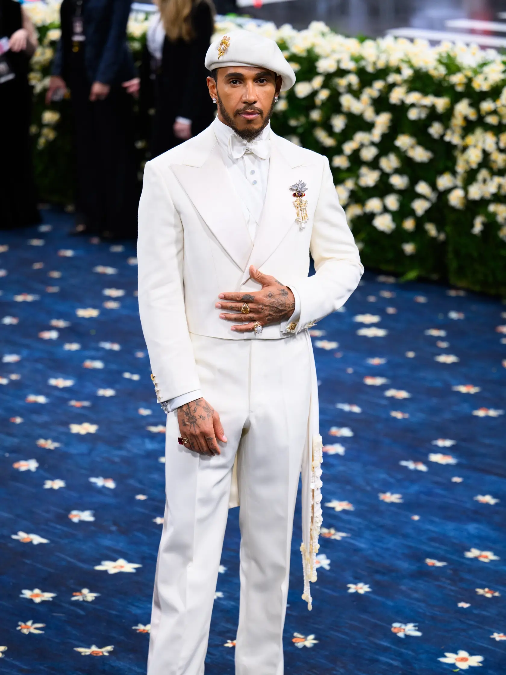 Lewis Hamilton si v outfite šitom na mieru dal záležať a paril k najlepšie oblečeným hosťom večera.