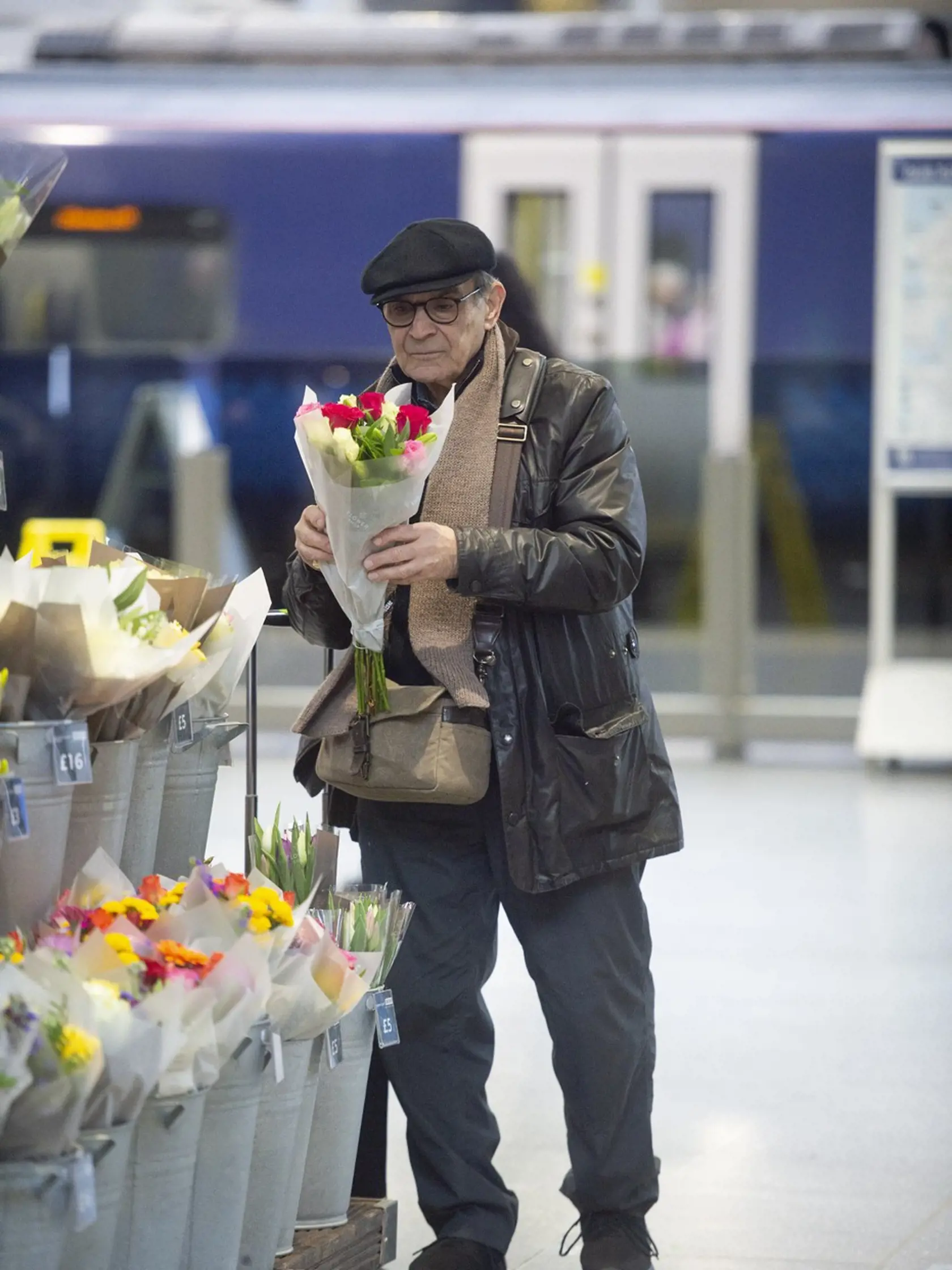 David Suchet dnes: Takto ho nafotili paparazzi v Škótsku. Herec kupoval na železničnej stanici kvety.