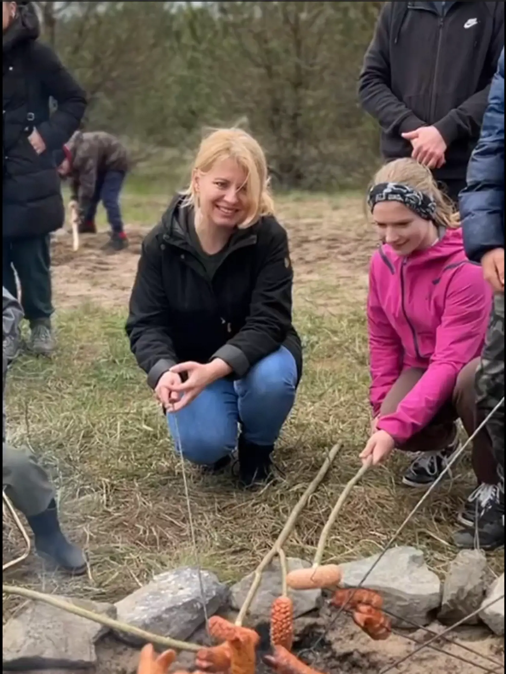 Rok 2024: Po náročnej práci si dopriali opekačku.