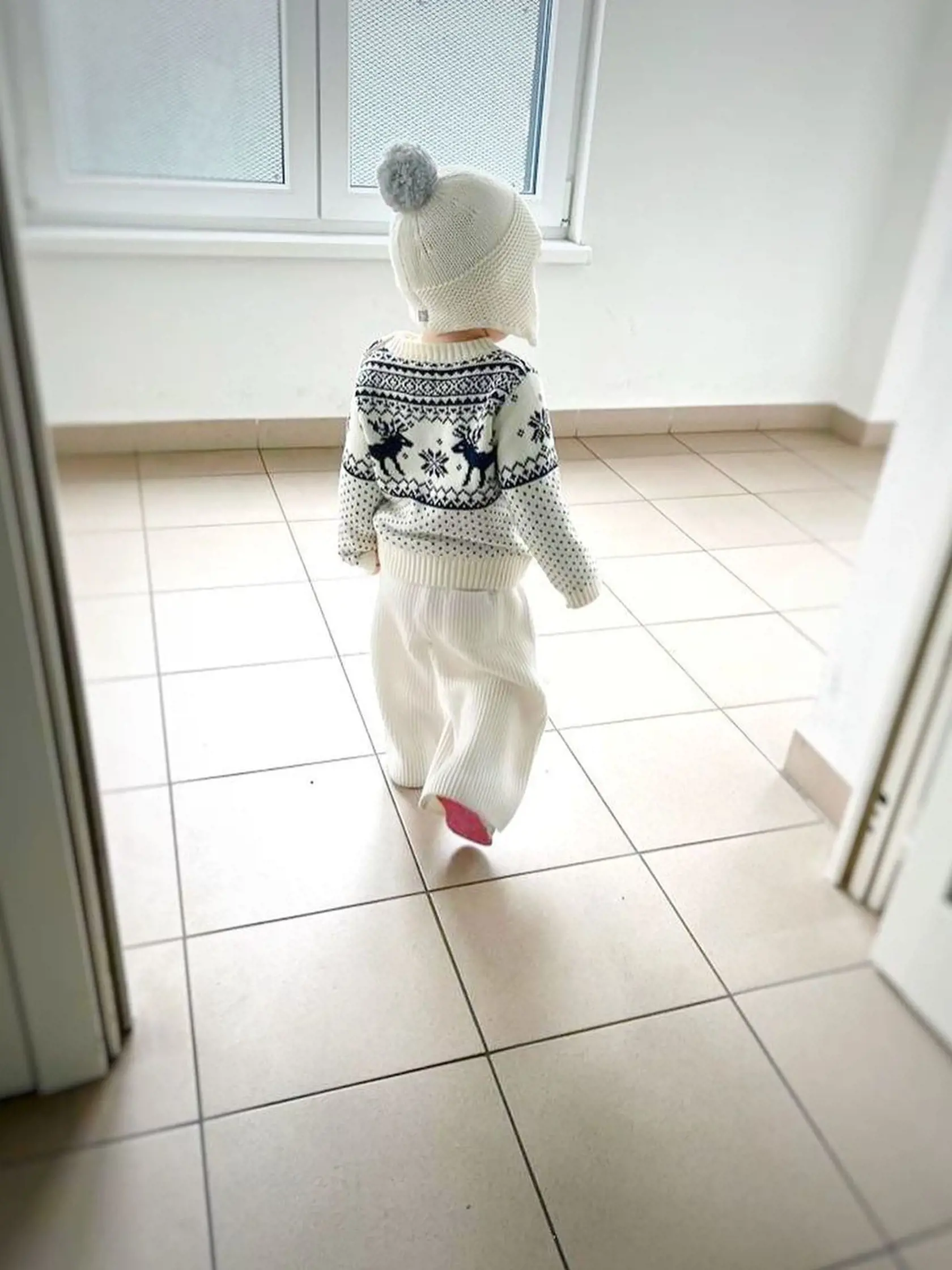 Malá Ellka vo vlnených tepláčikoch, nórskom svetri a s čiapočkou s brmbolcom akoby z katalógu vyskočila. Nádherná je.