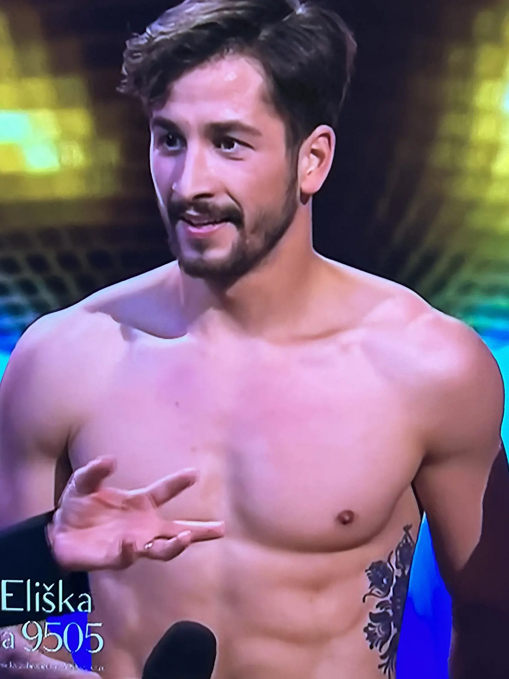 Herec Jakub Jablonský predviedol sexi hruď.