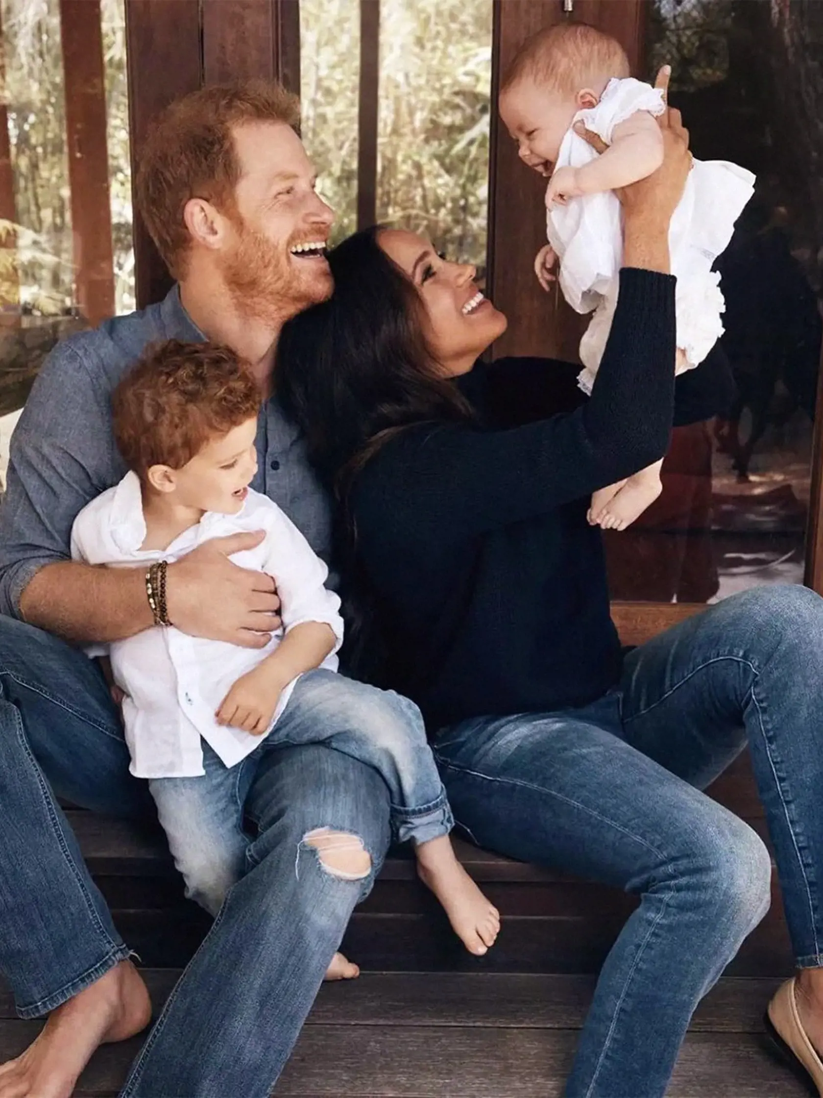 MEGHAN a HARRY dali zbohom kráľovskej rodine a žijú v Amerike. Hoci sa tvária spokojne, majú dôvod na starosti, Meghanina sestra a otec im neustále spôsobujú problémy.
