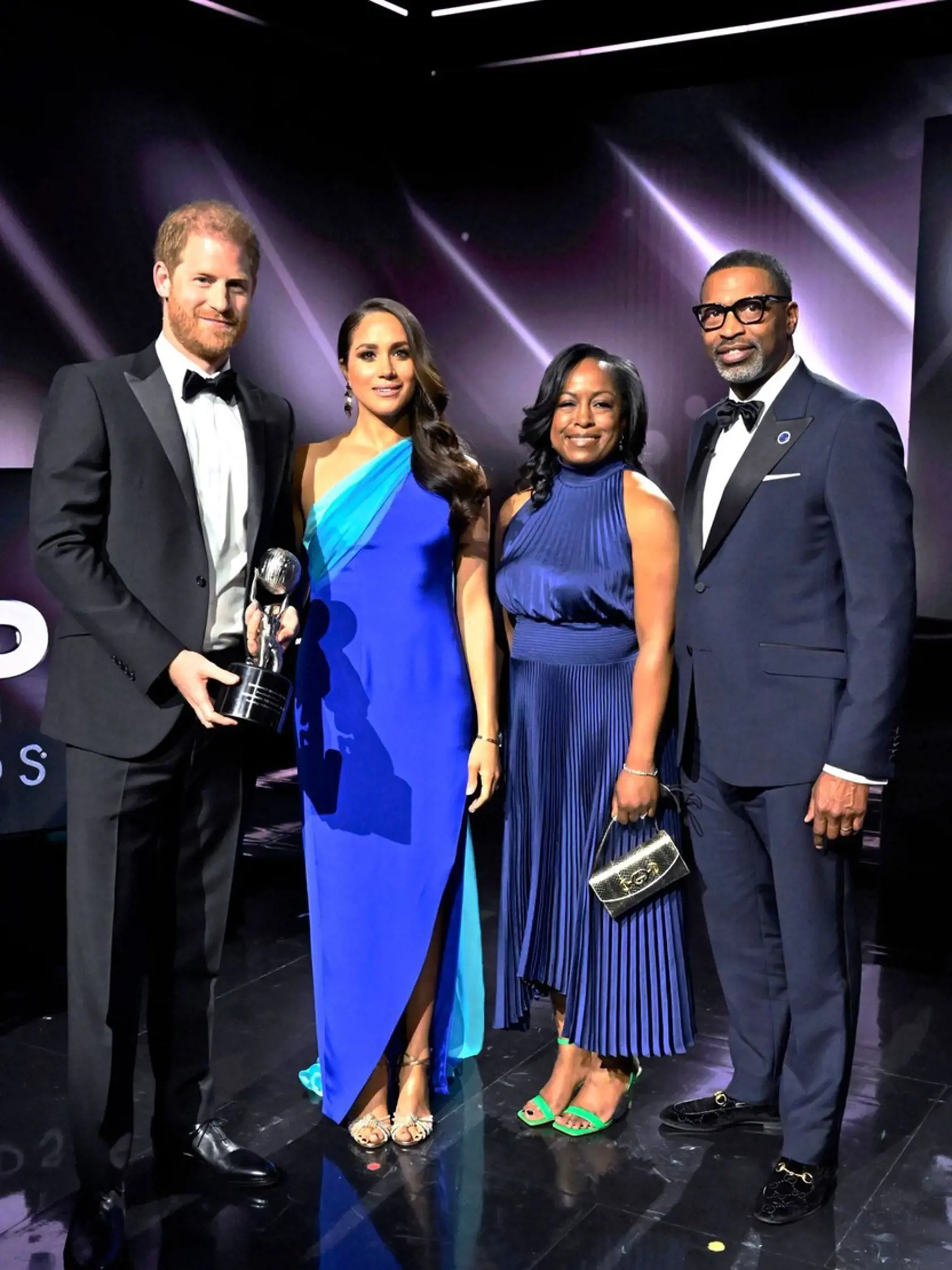 Princ Harry a Meghan Markle si preberajú cenu na NAACP Image Awards v Los Angeles.