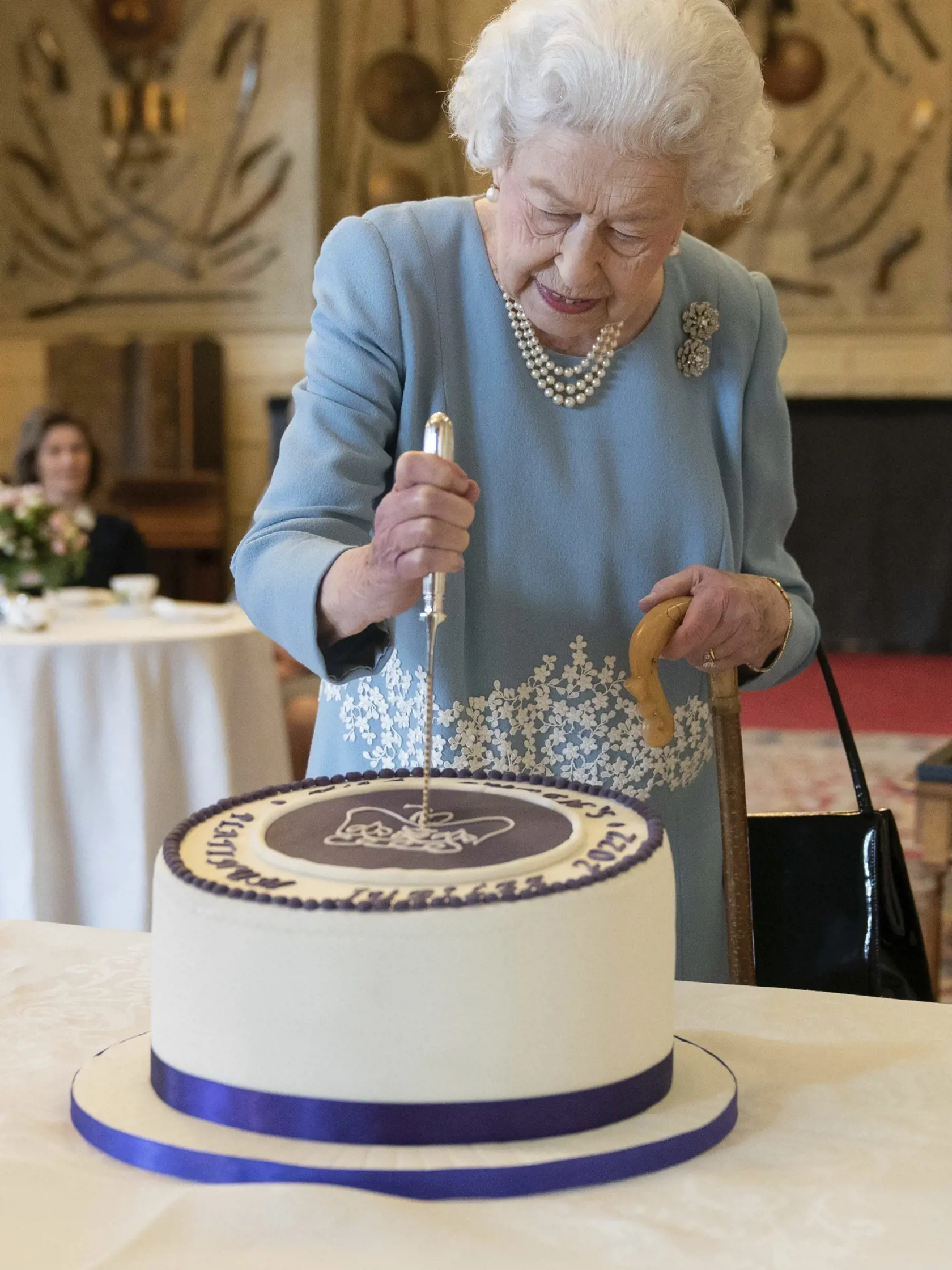 EBE 30 Sandringham - Britská kráľovná Alžbeta II. odštartovala v sobotu 5. februára 2022 oslavy 70. výročia jej nástupu na trón. Vo  svojom vidieckom sídle Sandringham na východe Anglicka privítala členov miestnej komunity a takisto rozkrájala tortu (na snímke) s oficiálnym emblémom tohto významného jubilea, ktorú na jej počesť pripravili tamojší obyvatelia.
Britain's Queen Elizabeth II cuts a cake to celebrate the start of the Platinum Jubilee, at Sandringham House, her Norfolk residence, in Sa