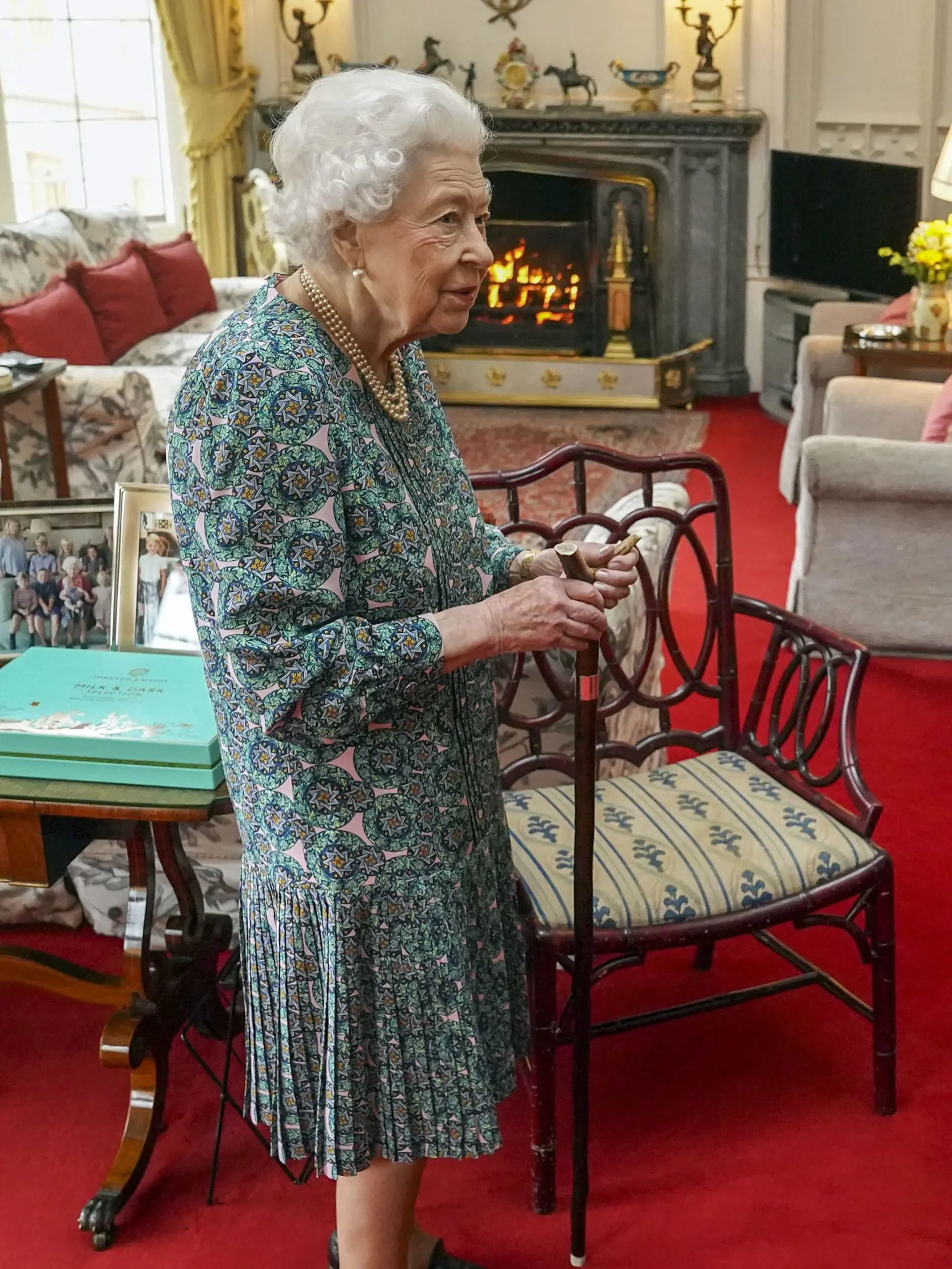 WA 45 Windsor - Britská kráľovná Alžbeta II. počas stretnutia s dvoma vysokopostavenými dôstojníkmi kráľovských námorných síl na Windsorskom hrade v stredu 16. februára 2022. Kráľovná absolvovala prvé oficiálne stretnutia odvtedy, čo bola pod lekárskym dohľadom v dôsledku obáv, že sa mohla minulý týždeň nakaziť koronavírusom. Obavy vyvolalo, keď panovníčkin najstarší syn a dedič trónu princ Charles mal už druhýkrát pozitívny test na koronavírus, a to len dva dni po stretnutí s 95-ročnou kráľovno