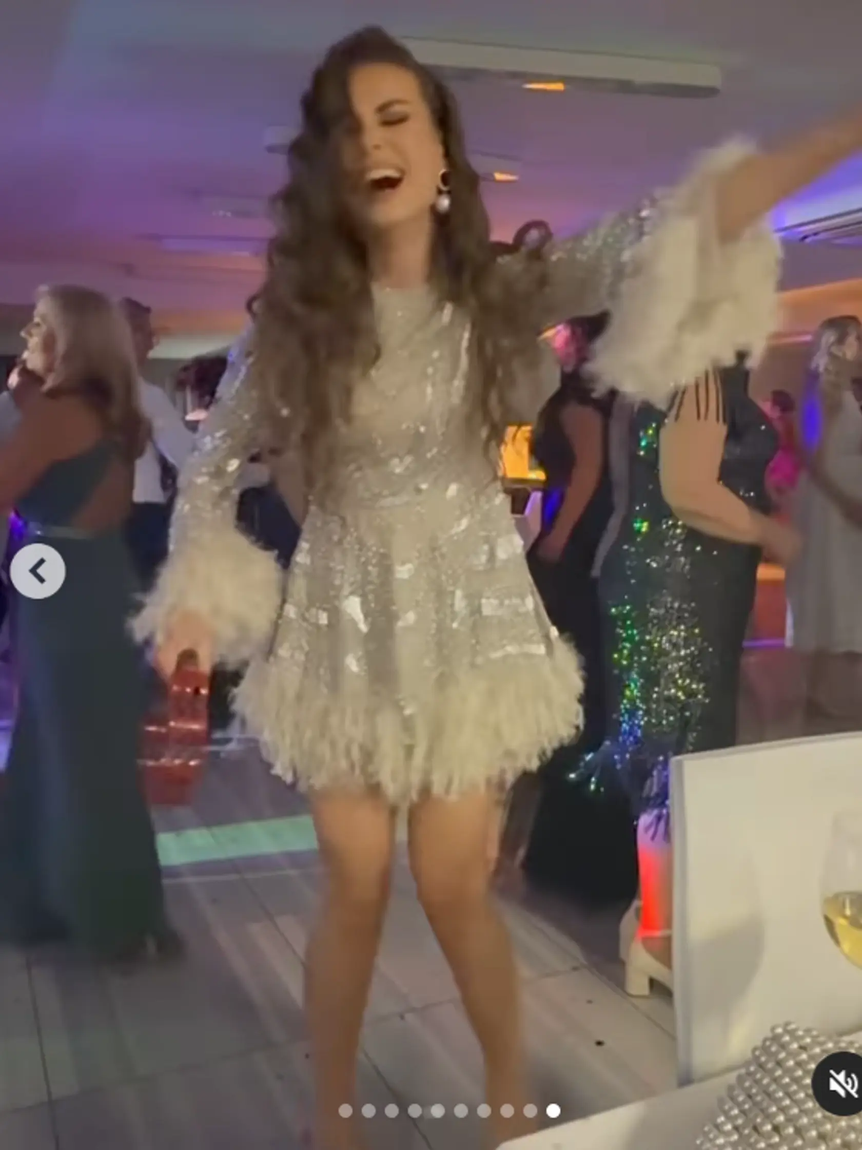 Stanka Lučková z Ruže žúrovala na plese v krátkych koktejlových šatách. 