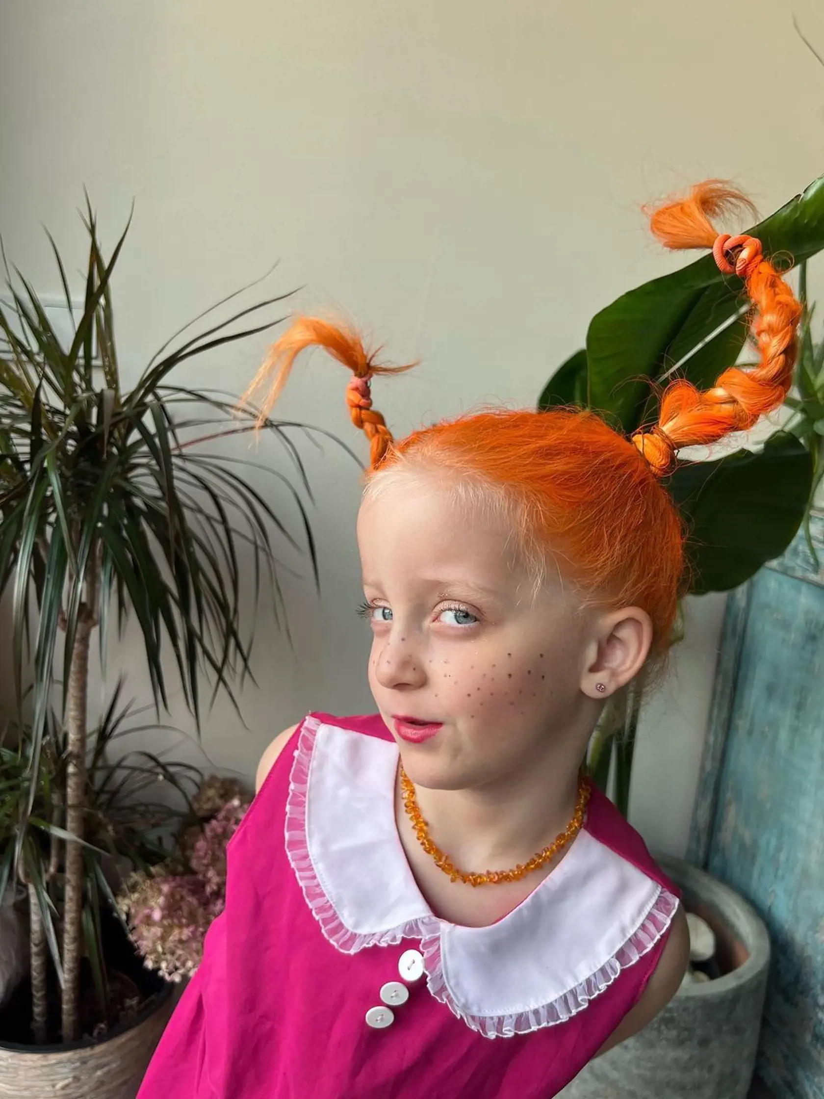 „Tvrdíte, že je škaredá po Prachařovi, ale opak je pravdou, bude nádherná,“ napísala Agáte k fotke fanúšička.  „Veľmi jej tá farba vlasov pristane,“ dodala ďalšia.