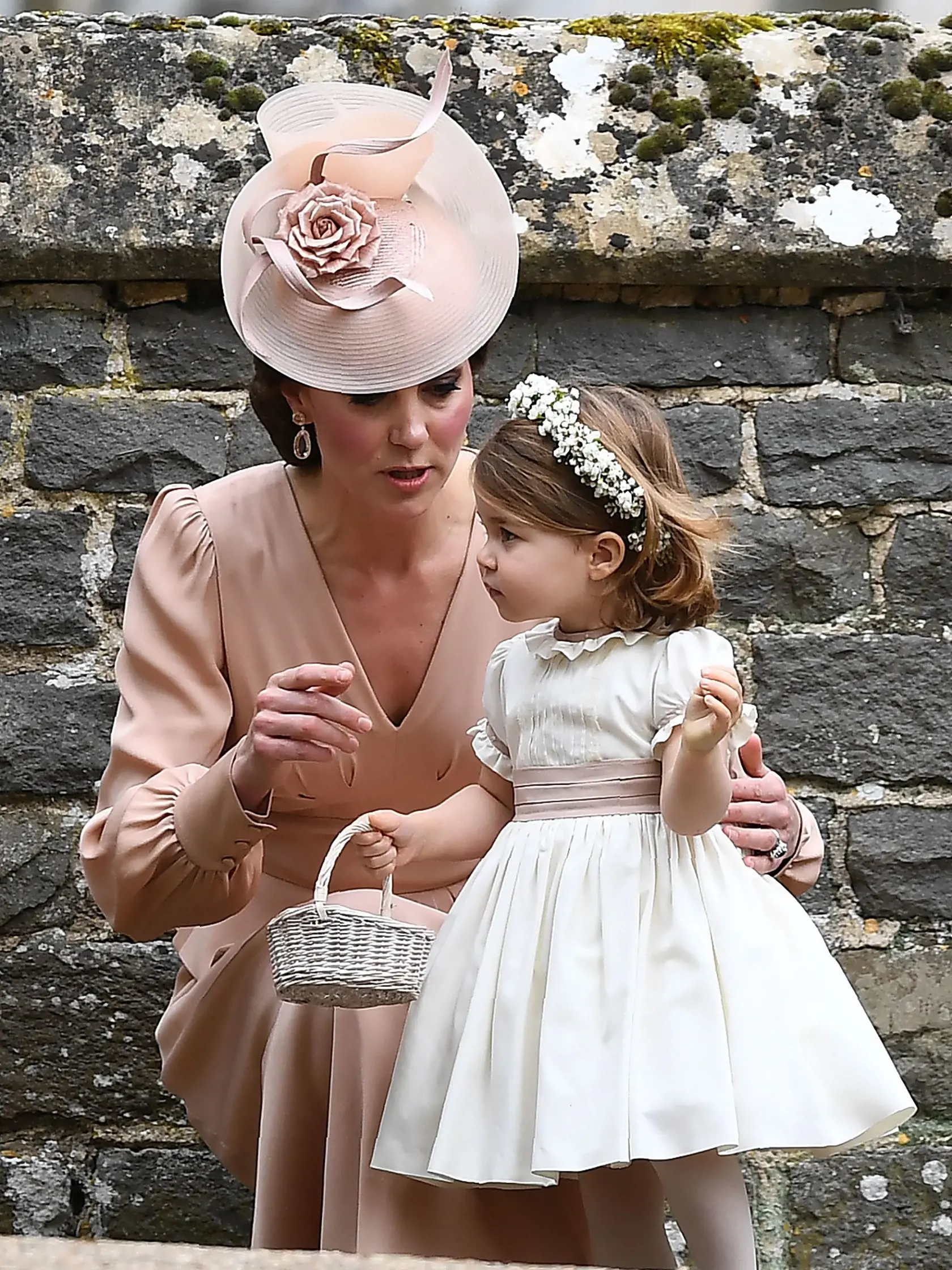 O tehotenstve Kate Middleton sa špekuluje už istý čas a jej priaznivci sa doslova chytajú každej možnej indície, ktorá by mohla nasvedčovať tomu, že je opäť v požehnanom stave. Podľa expertov má trojnásobná mamička v najbližšej dobe oznámiť ďalšiu radostnú novinu.