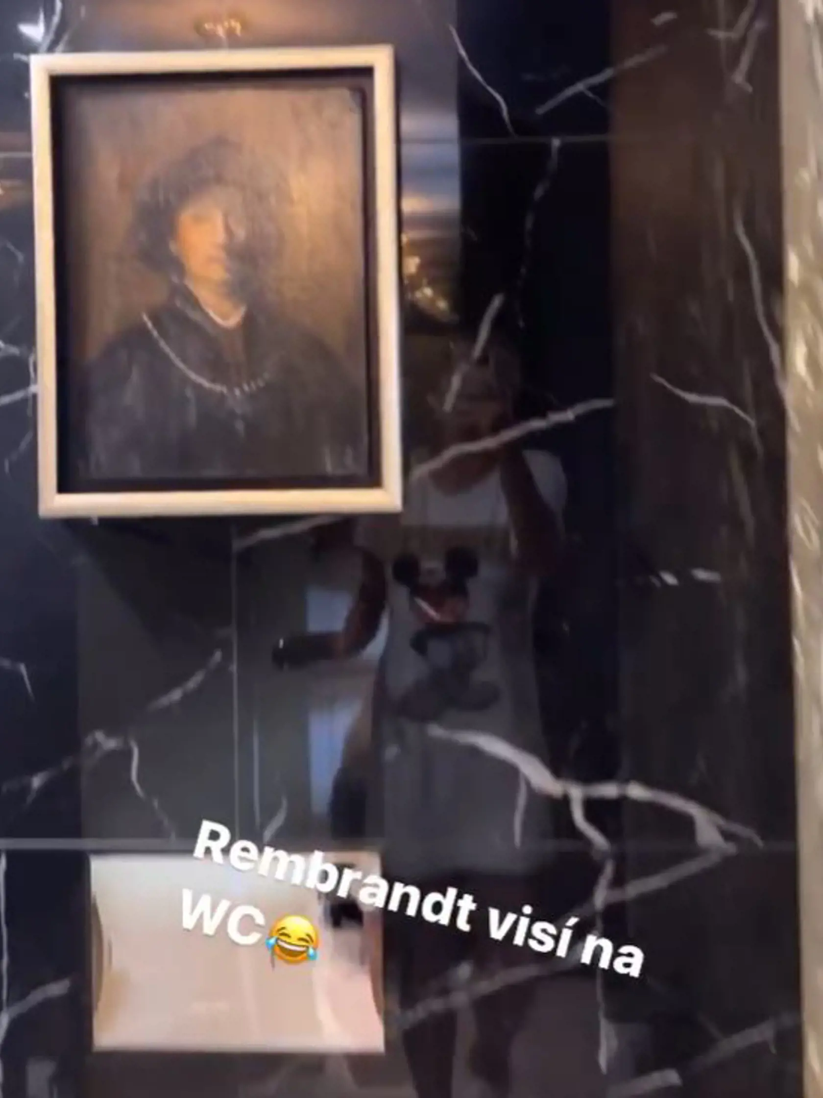Rembrandtov obraz jej visí nad toaletou.