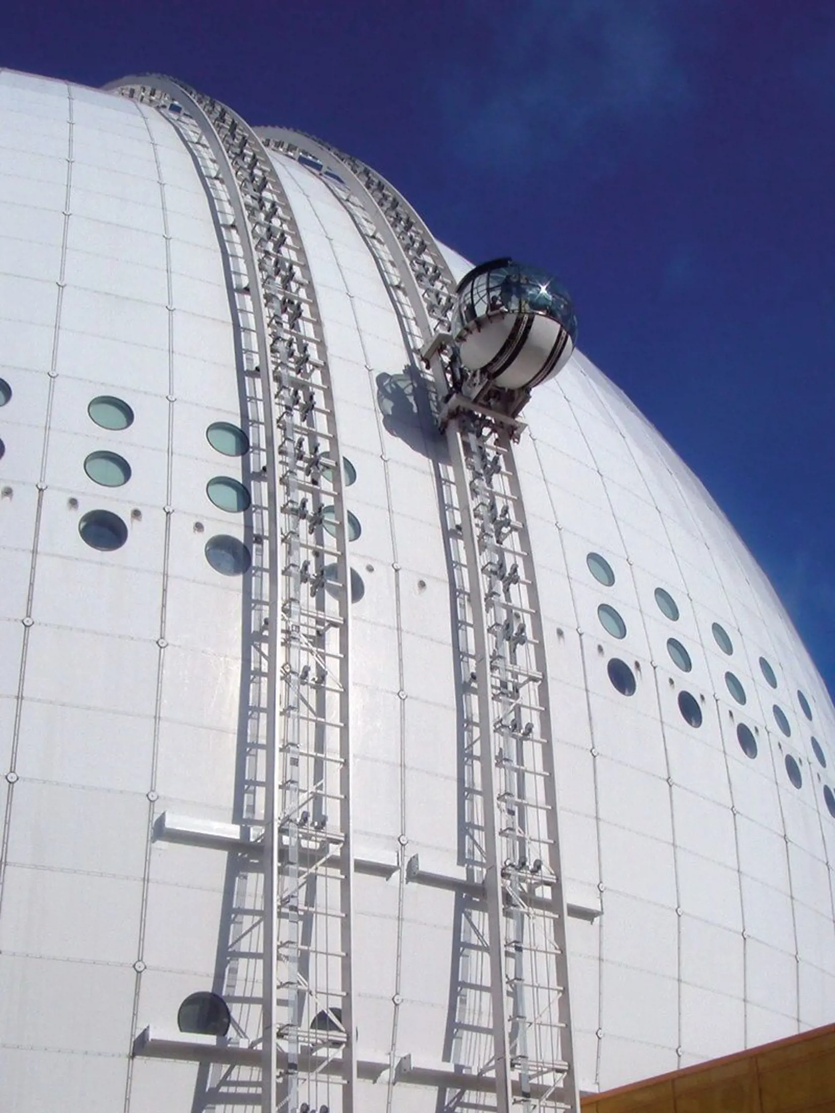 Globe aréna – výťah vás vyvezie do výšky 130 m n