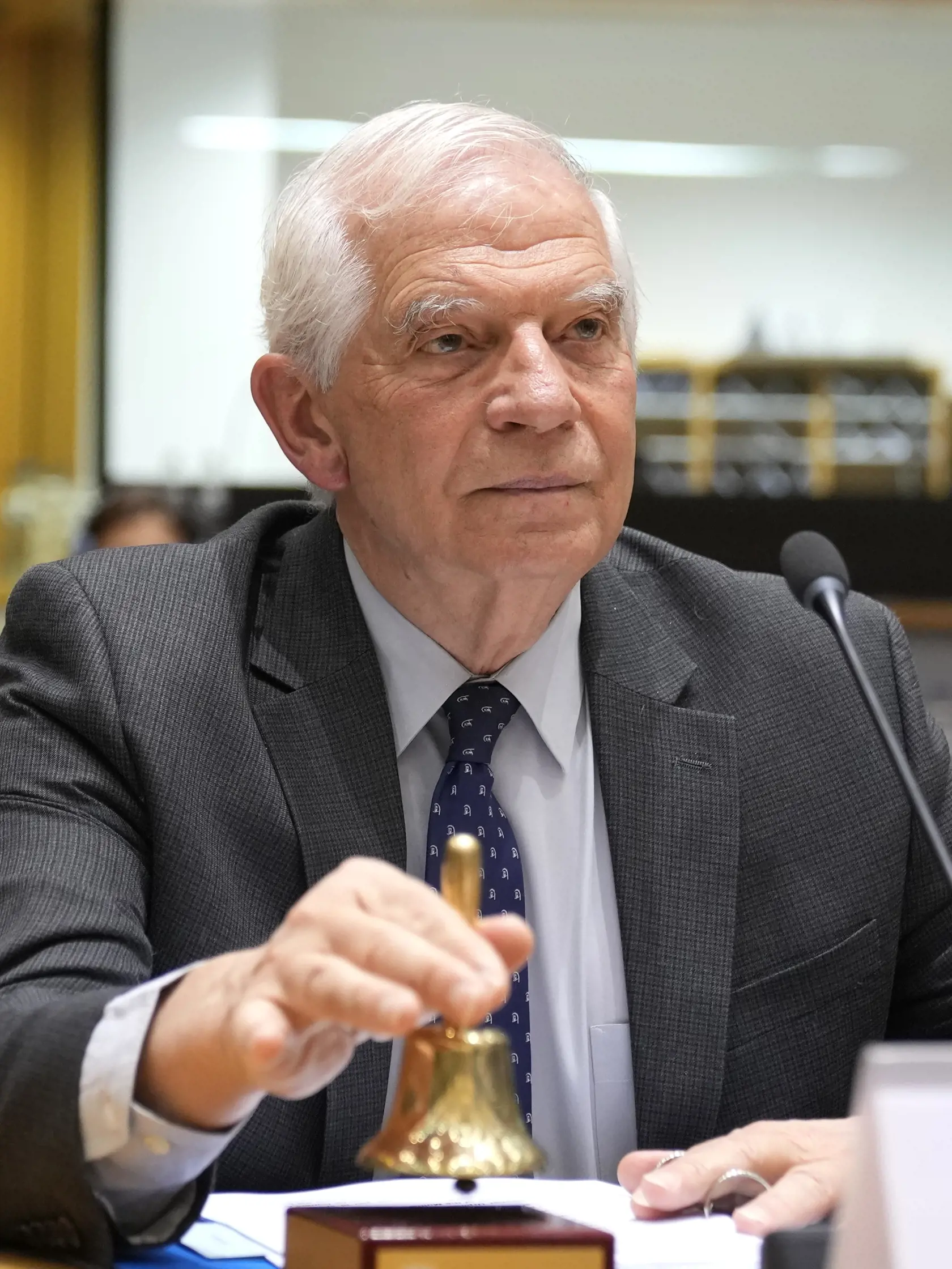 Šéf zahraničnej politiky Európskej únie Josep Borrell zvončekom otvára stretnutie ministrov zahraničných vecí a rozvoja EÚ v budove Európskej rady v Bruseli v utorok 7. mája 2024.