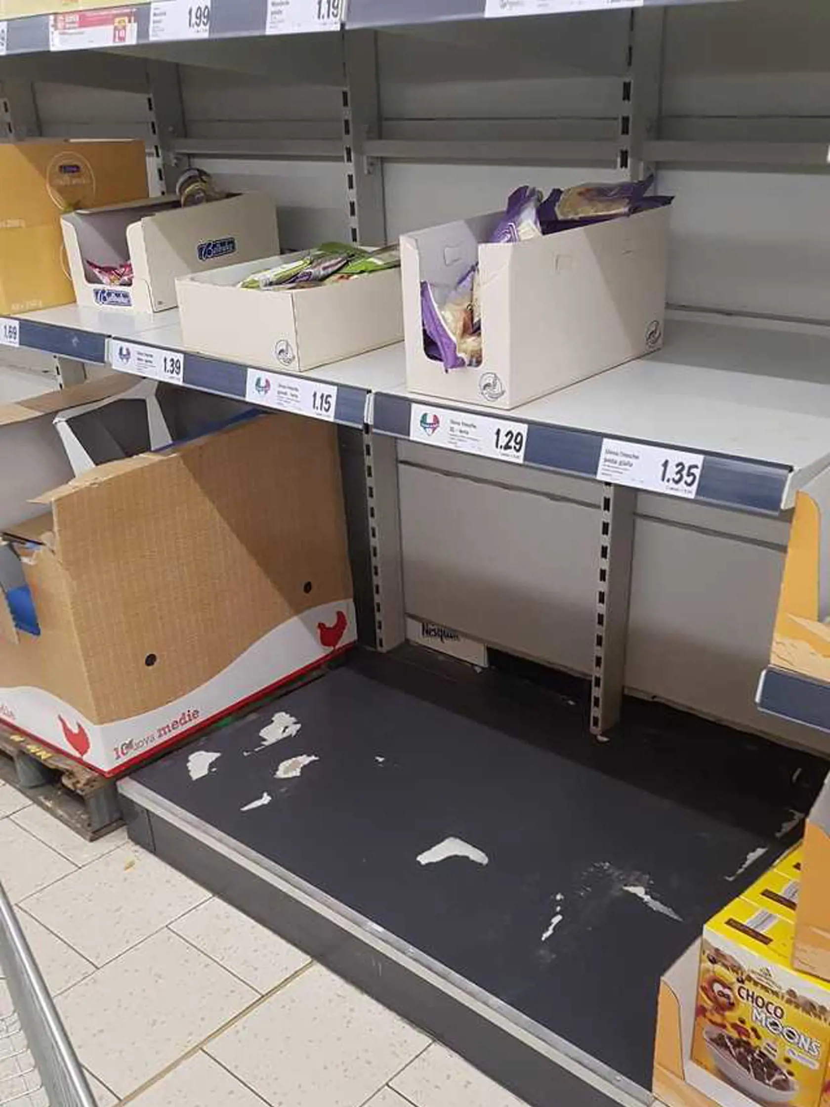 Panika v Taliansku: Ľudia v obchodoch kupujú, čo môžu, a zatvárajú sa doma.