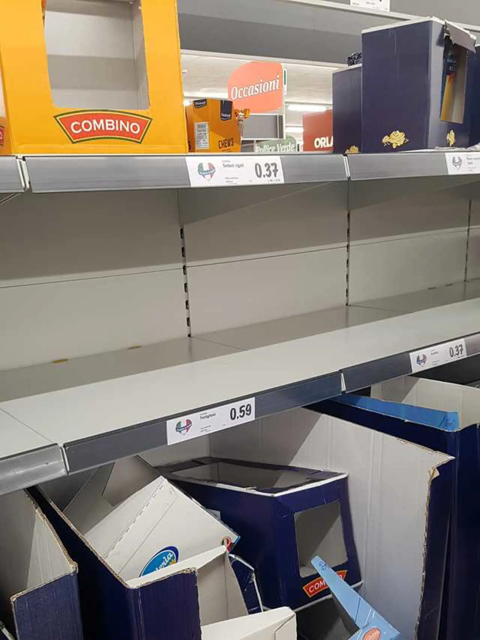 Panika v Taliansku: Ľudia v obchodoch kupujú, čo môžu, a zatvárajú sa doma.