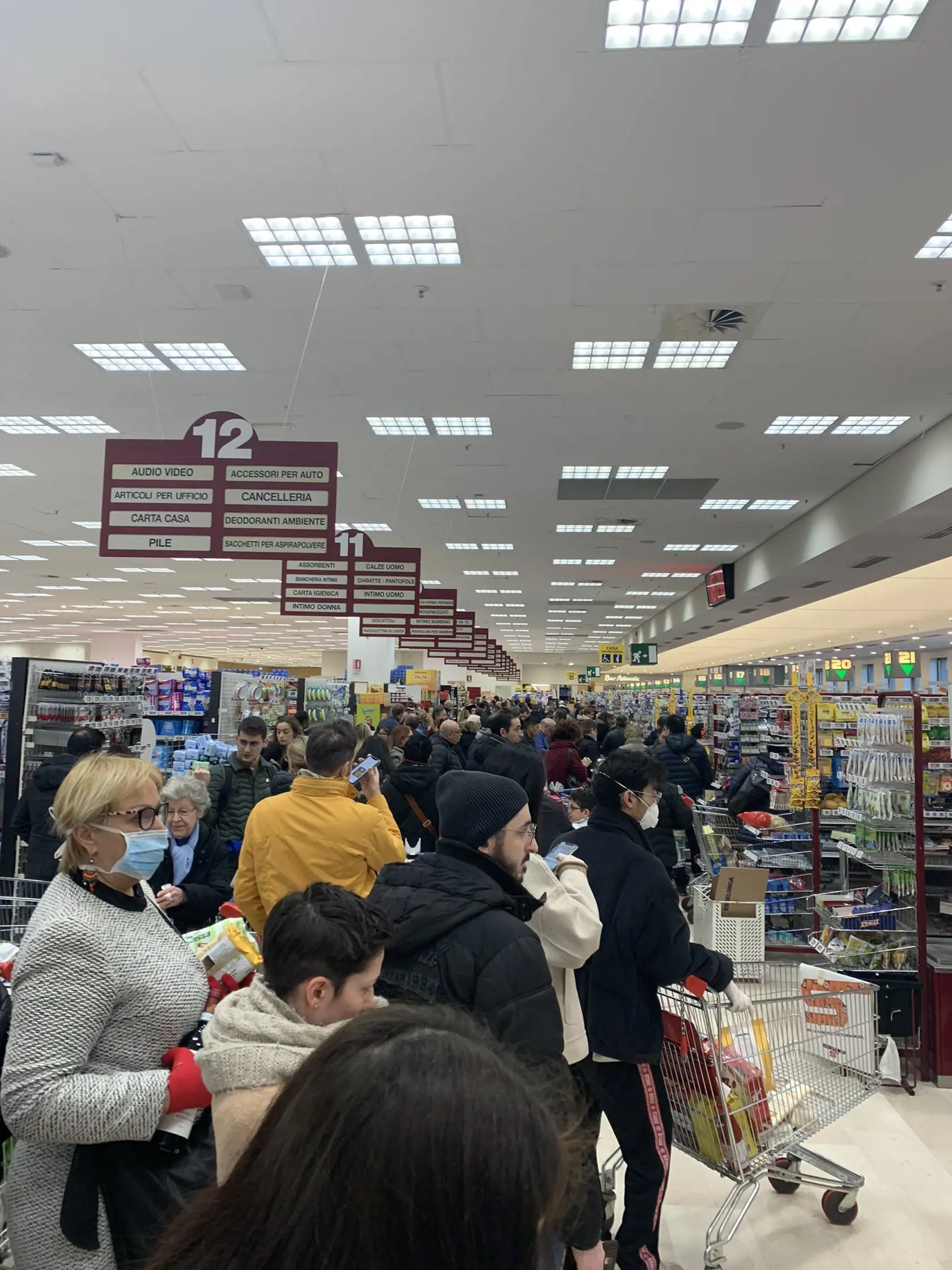 Panika v Taliansku: Ľudia v obchodoch kupujú, čo môžu, a zatvárajú sa doma.