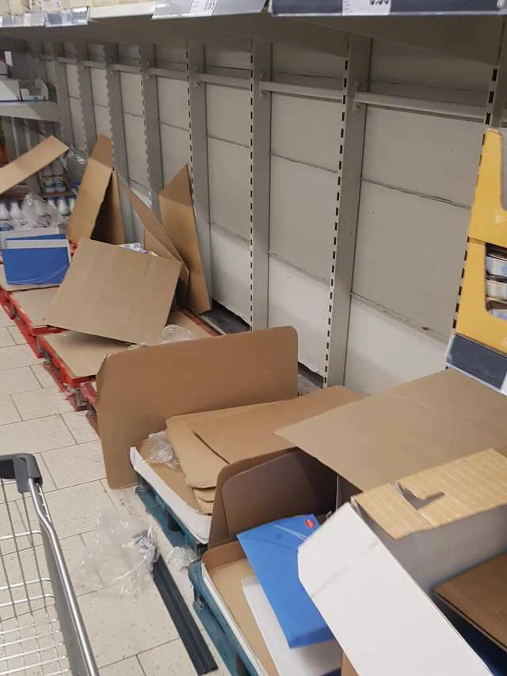 Panika v Taliansku: Ľudia v obchodoch kupujú, čo môžu, a zatvárajú sa doma.