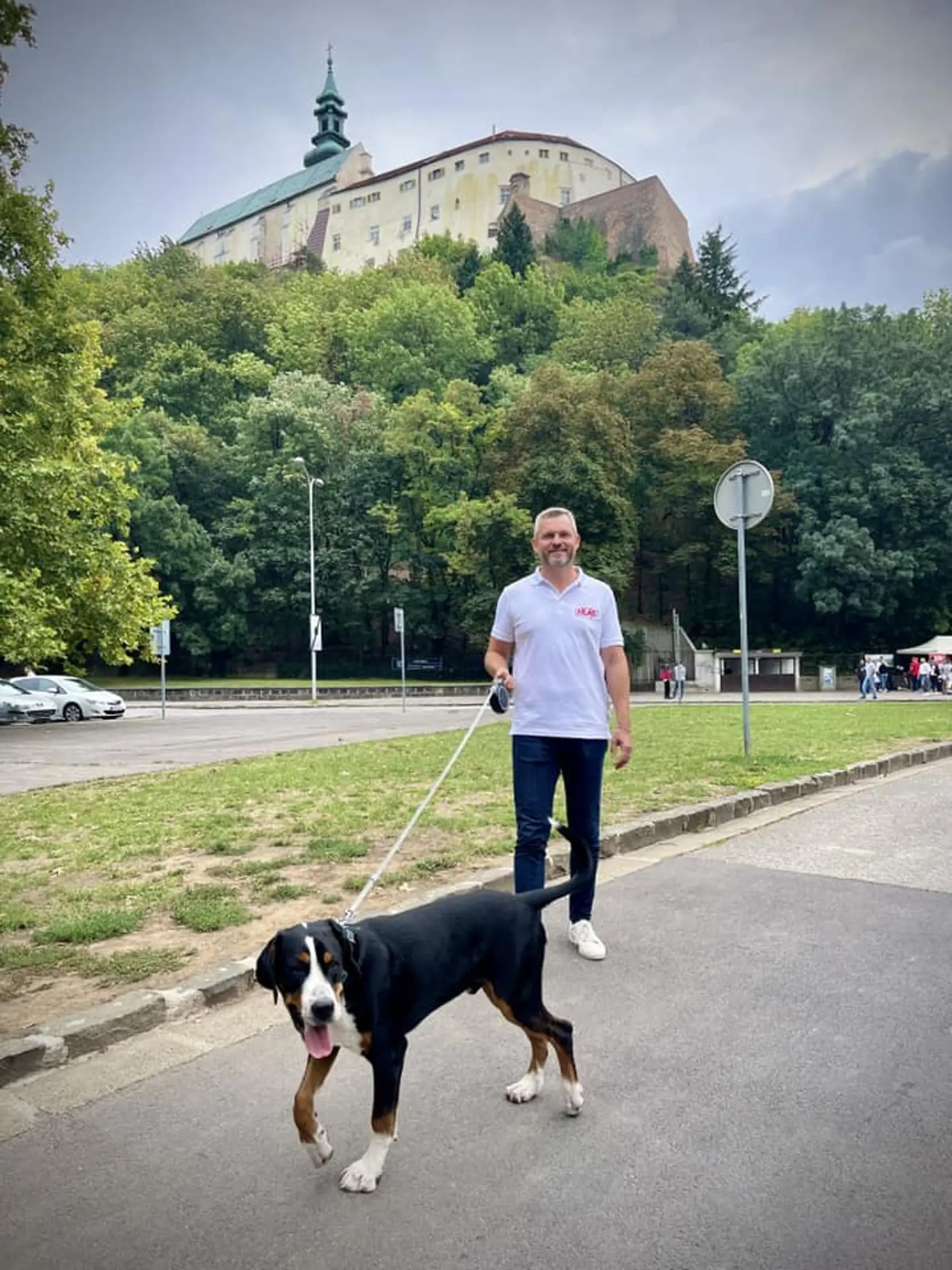 Šéf Hlasu Peter Pellegrini povedal, že toto leto nebol čas na opaľovanie, keďže jeho pracovný program bol poriadne nabitý. Na čo si však vždy nájde čas je jeho pes Gery, ktorého neraz berie so sebou...