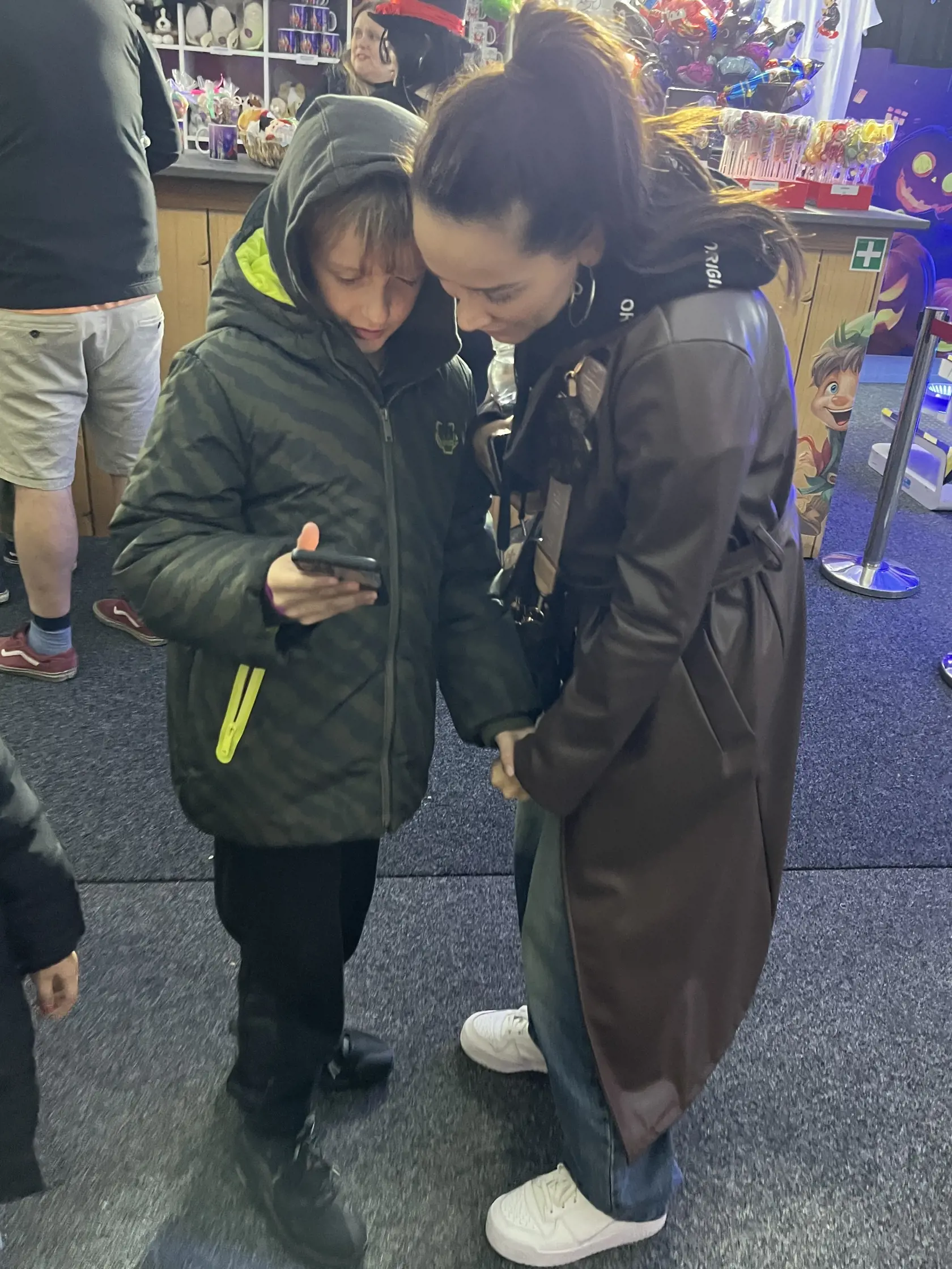 Speváčka Dominika Mirgová so synom Peťkom na VIP otvorení svetelného zábavného zimného parku Winter Wonderland v Bratislave. 