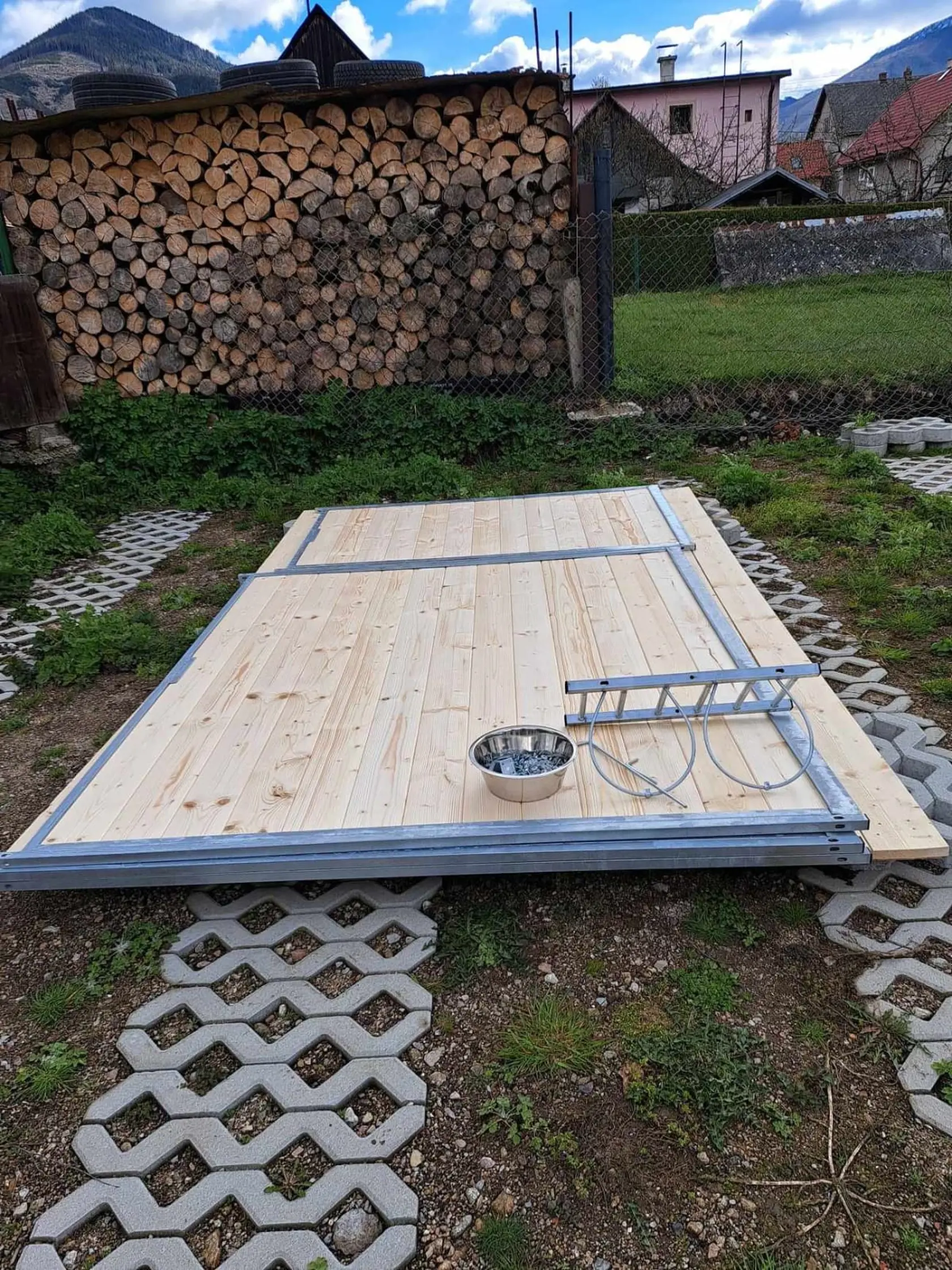 Pre Jessieho sa podarilo zohnať aj krásnu, čistú voliéru.