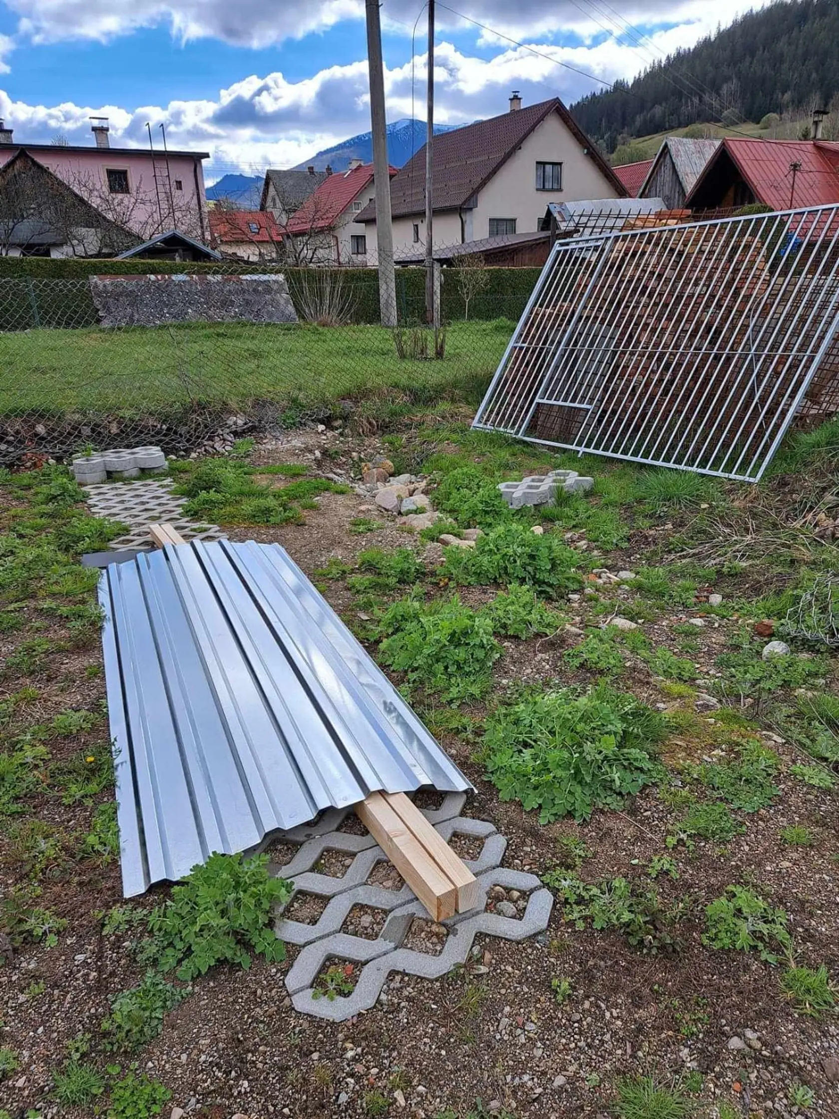 Pre Jessieho sa podarilo zohnať aj krásnu, čistú voliéru.