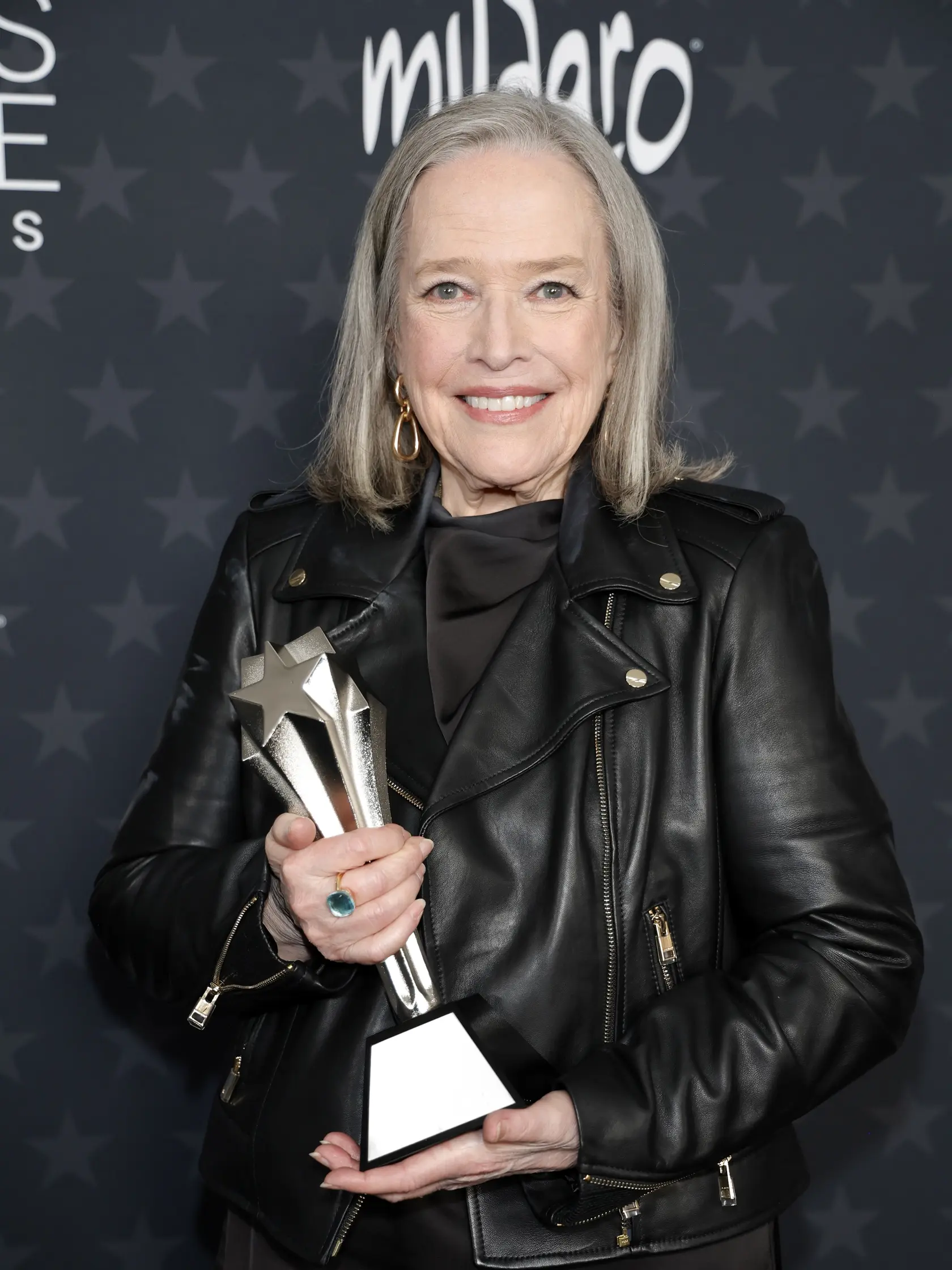 Kathy Bates vyzerá neskutočne.