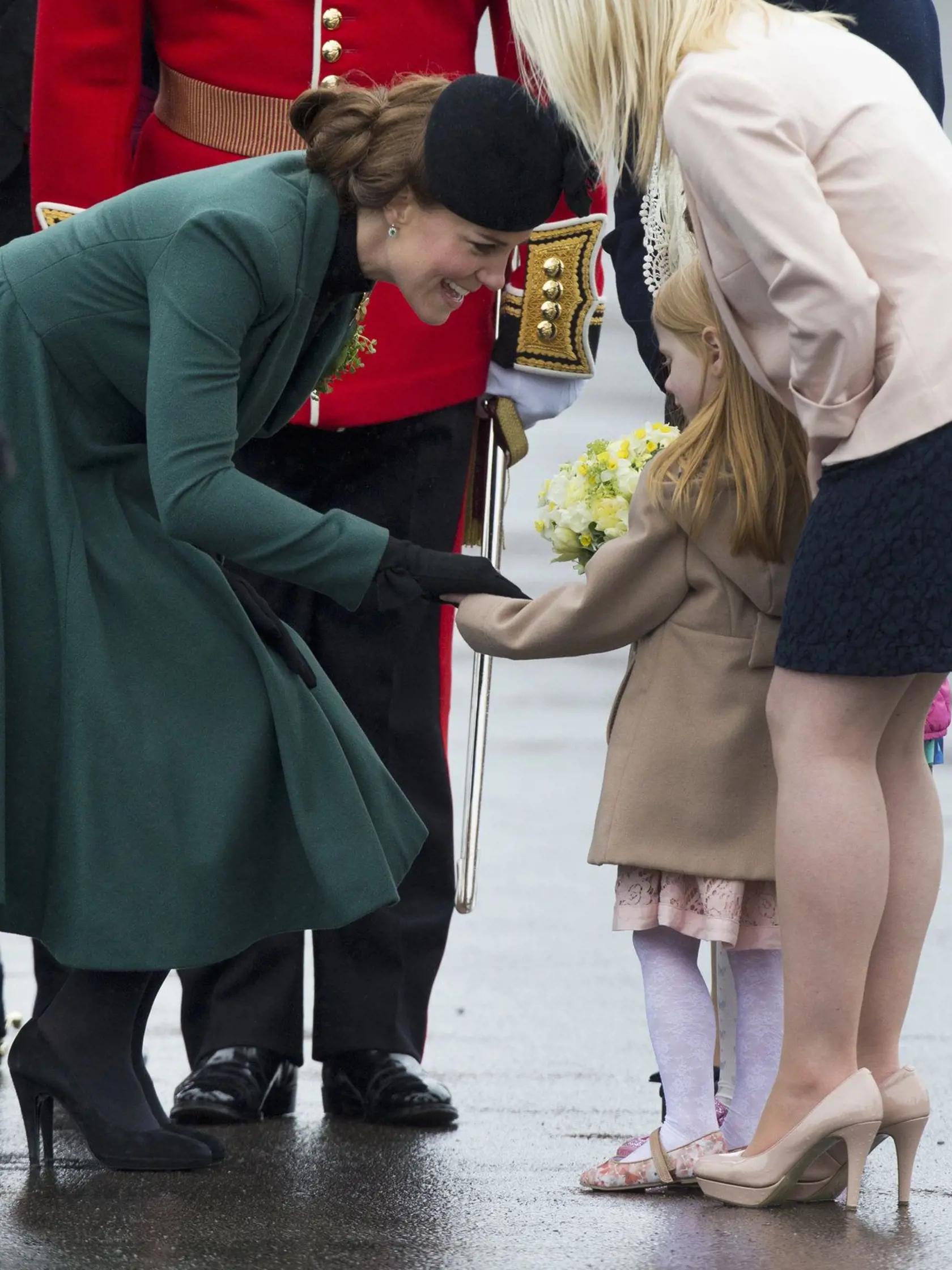 Tehotnú Kate kytička kvetov od malého dievčatka