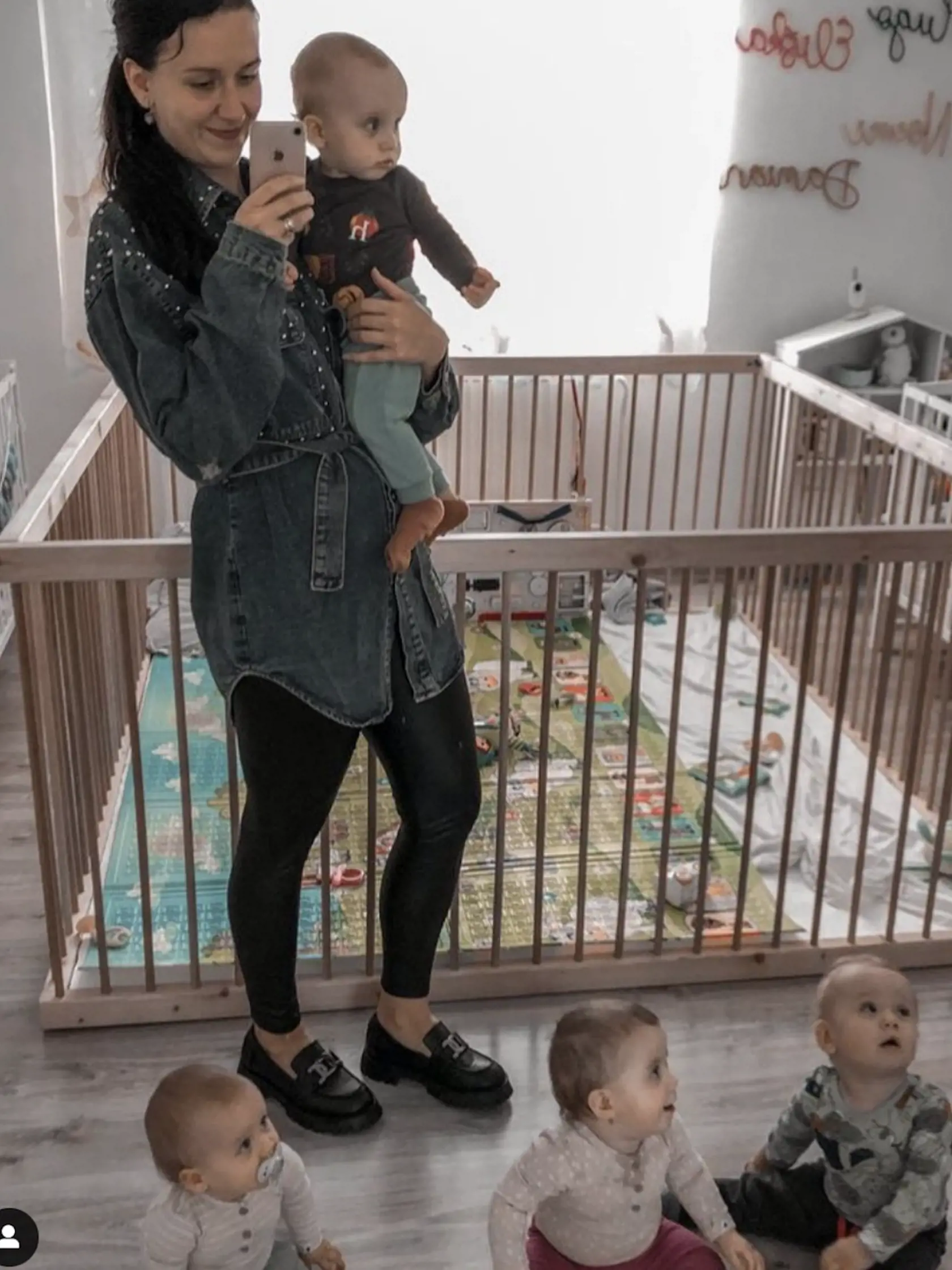 Už sa vedia spoločne zahrať. Dokonca aj pobiť. "Mladšie dieťa sa to naučí od staršieho. Oni sa nemali od koho a predsa to vedia," smeje sa Veronika.