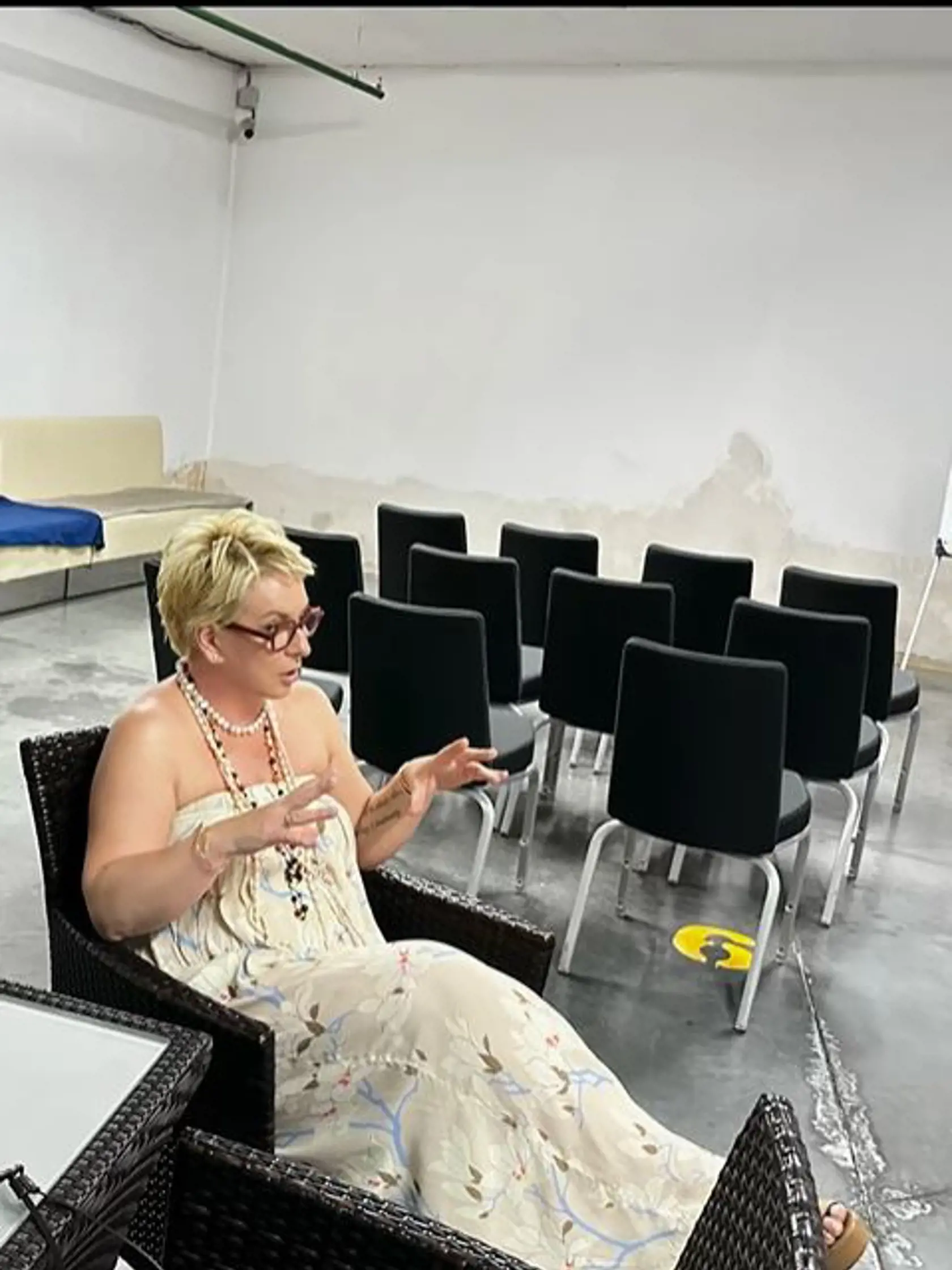 Wanda Hrycová dokumentuje cestu do Kyjeva: Nahodená v gala sa musela presunúť do krytu.