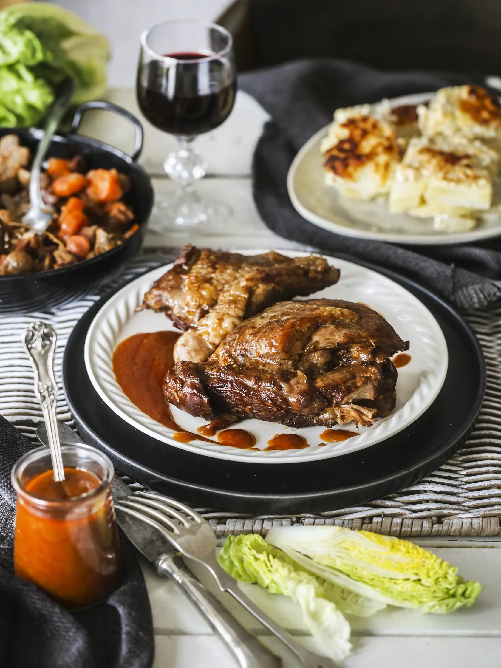 pomaly pečené morčacie stehná ako coq au vin so zemiakovým gratinom