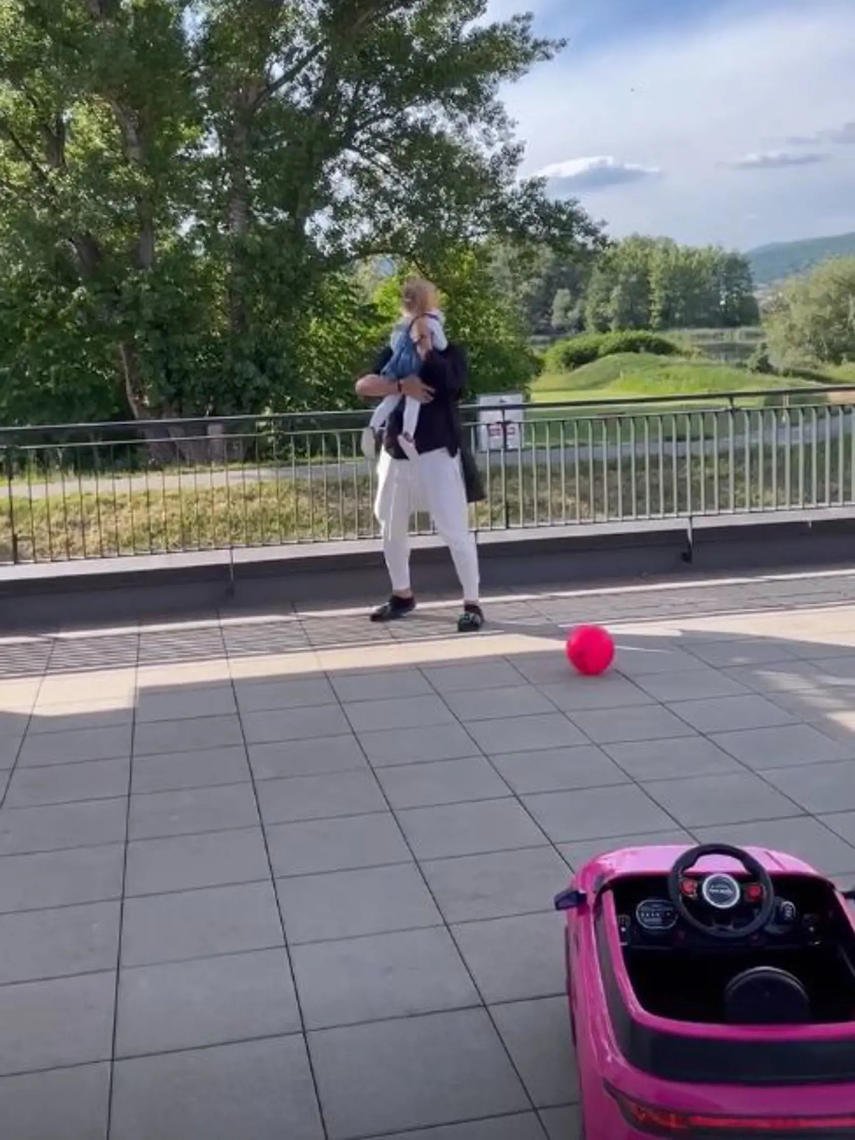 Expriateľ Daniely Nízlovej Stano Lobotka po dlhej dobe zavítal na Slovensko. A takto sa zvítal s dcérkou Lindou.