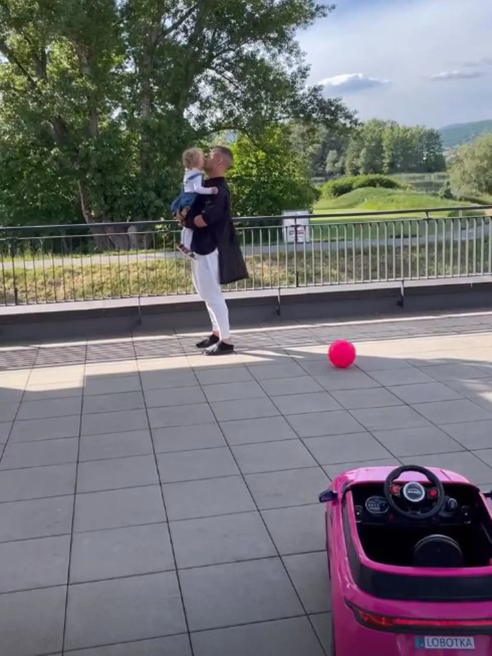 Expriateľ Daniely Nízlovej Stano Lobotka po dlhej dobe zavítal na Slovensko. A takto sa zvítal s dcérkou Lindou.