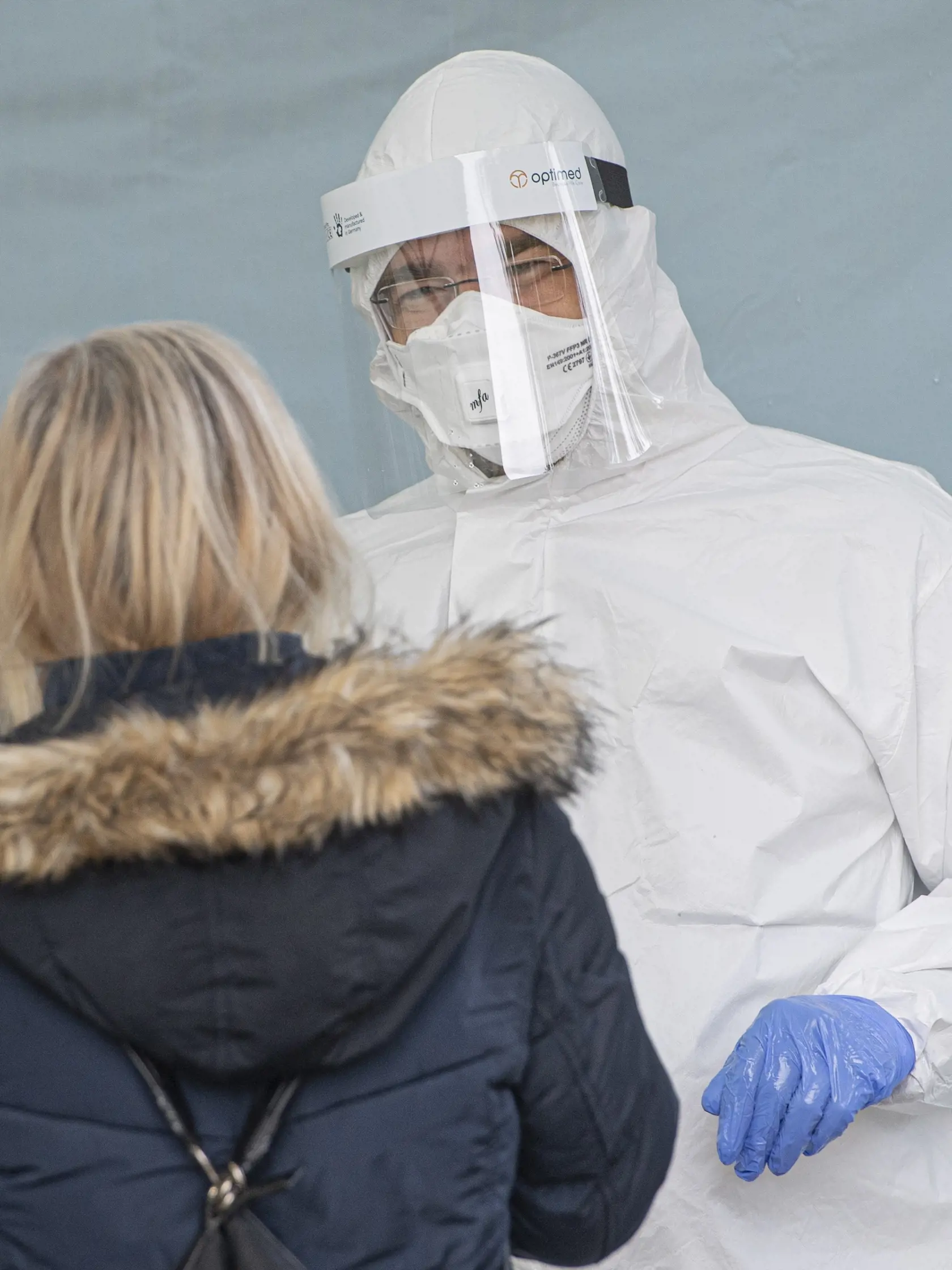 Na Slovensku sa začalo celoplošné testovanie na ochorenie COVID-19. Testovať sa bude od soboty 31. októbra do nedele 1. novembra. Vytvorených má byť viac ako 5000 odberných miest a 4901 odberných tímov. Na snímke minister zdravotníctva SR Marek Krajčí pomáha so stermi v mestskej časti Rača v Bratislave, 31. októbra 2020. FOTO TASR - Michal Svítok