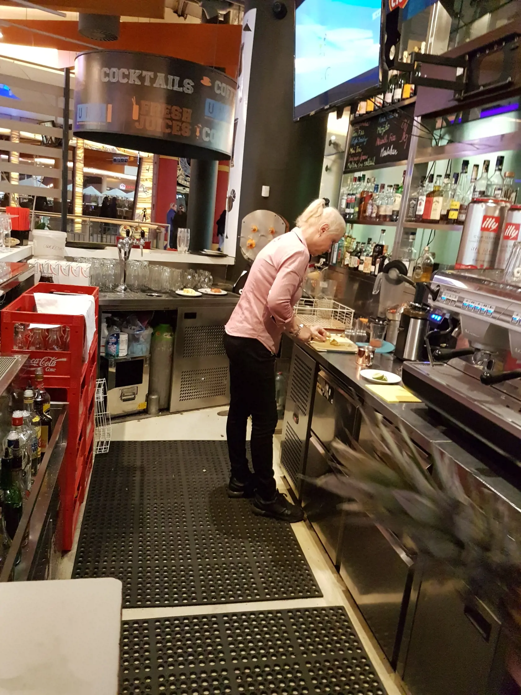 PRÁCE SA NEBOJÍ Dominika si zarába ako barmanka v pražskom nákupnom centre.