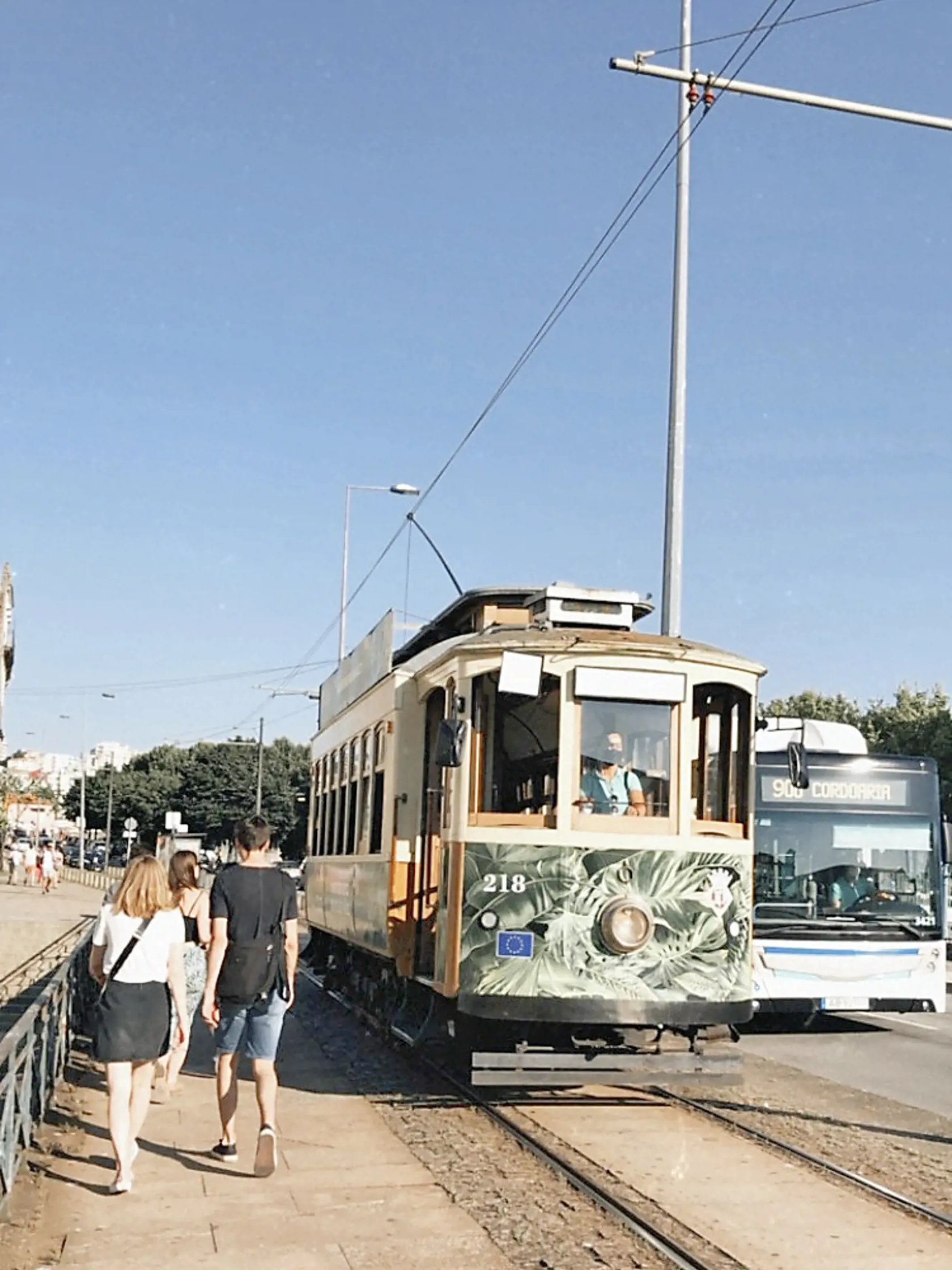Historická električka č. 22 vás prevezie najkrajšími uličkami centra.