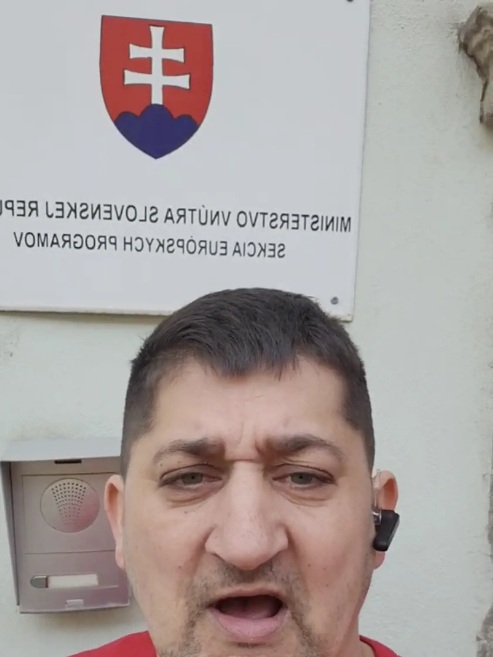 Starosta obce Žehňa sa cez sociálnu sieť rád prihovára svojim voličom. Zo svojich ciest za služobnými povinnosťami pripravuje pre nich živé vysielania. Často sa v nich mýli, no neprekáža mu to.