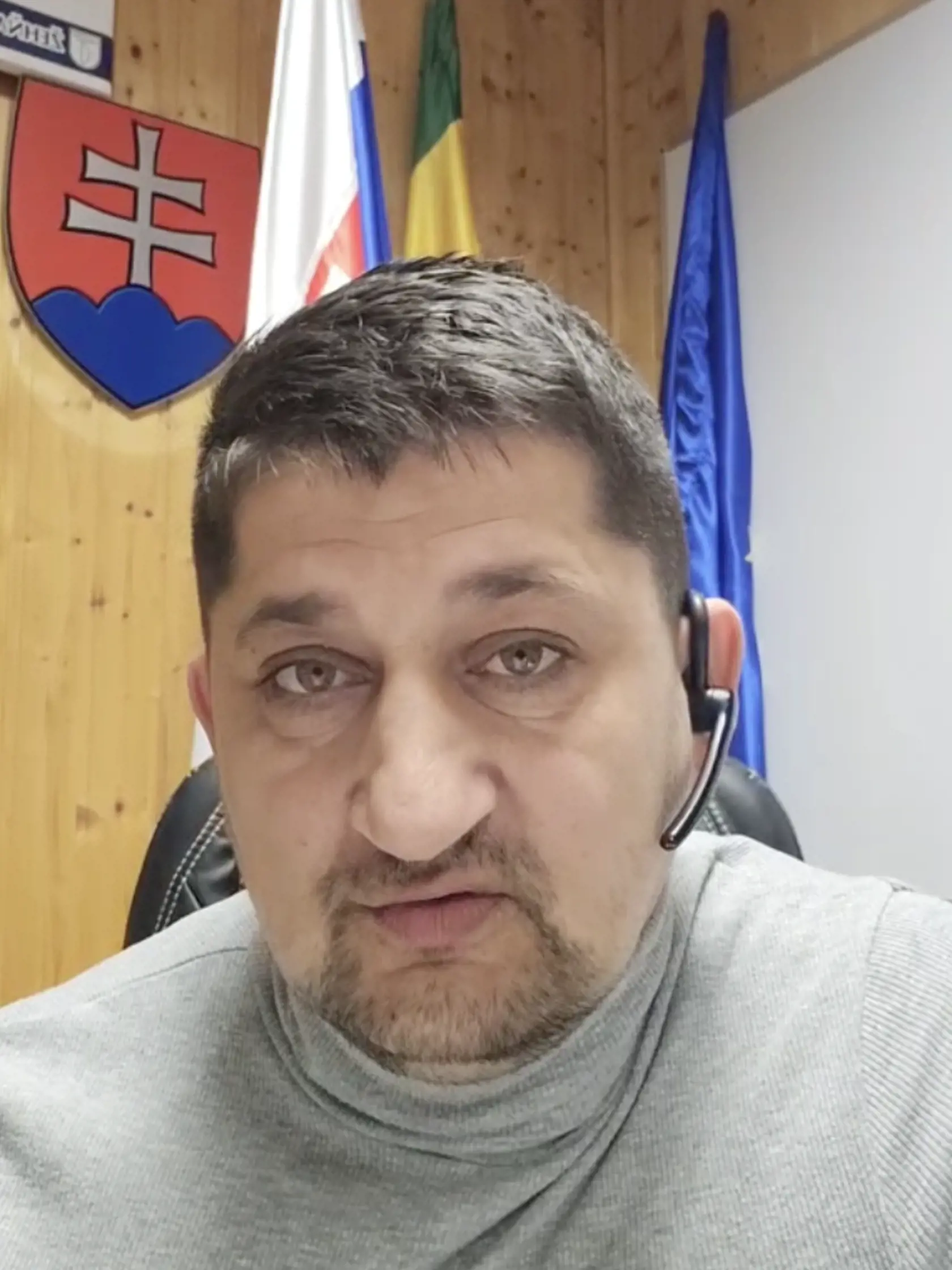 Starosta obce Žehňa Atilla Géňa vraví, že za tri mesiace sa mu podarilo pripraviť výstavbu 9-ročnej základnej školy na pozemku, ktorý už bol zamerať geodet, pripravuje výstavbu zberného dvora aj prístavbu materskej škôlky.