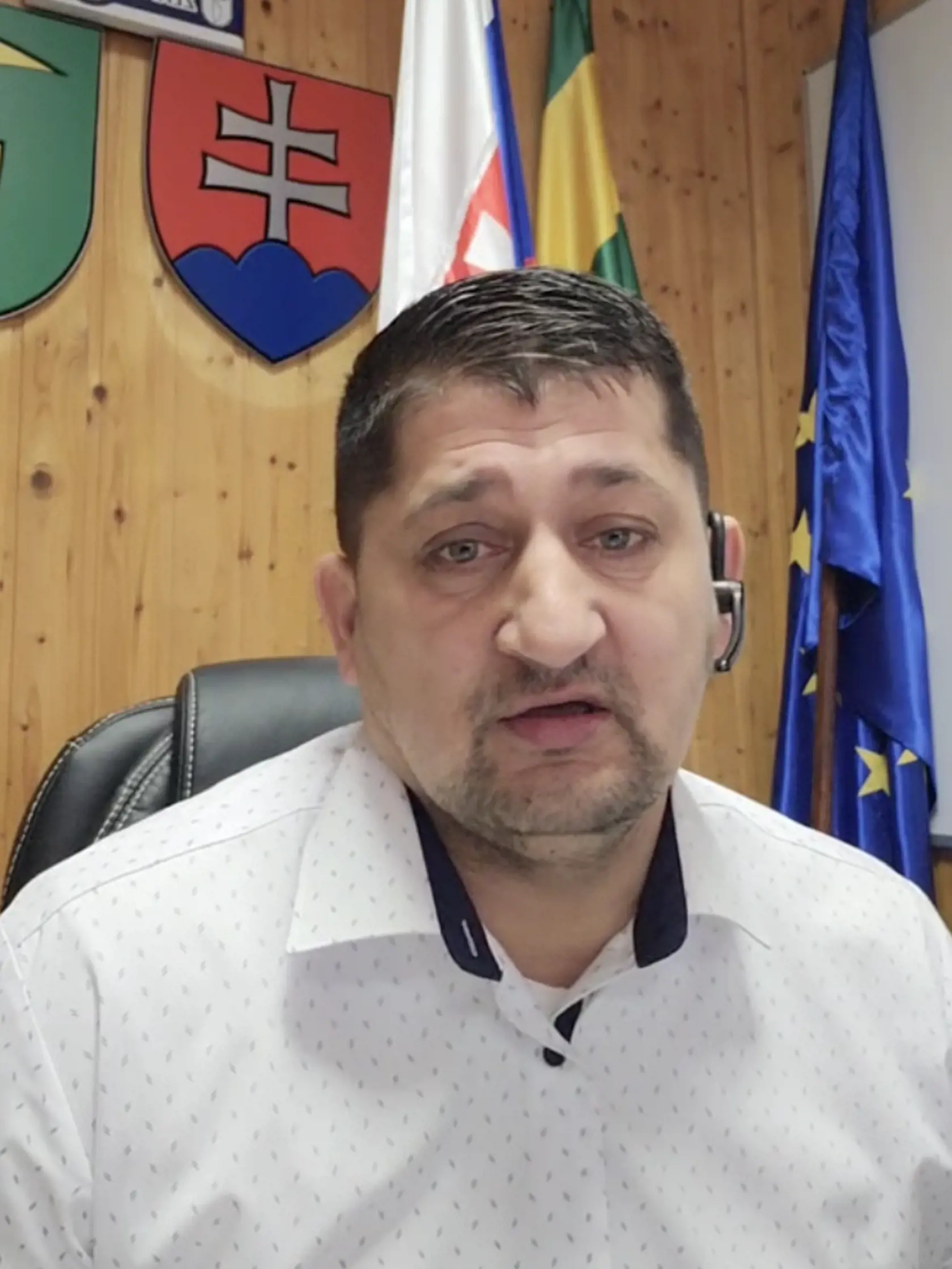 Starosta obce Žehňa sa cez sociálnu sieť rád prihovára svojim voličom. Zo svojich ciest za služobnými povinnosťami pripravuje pre nich živé vysielania. Často sa v nich mýli, no neprekáža mu to.