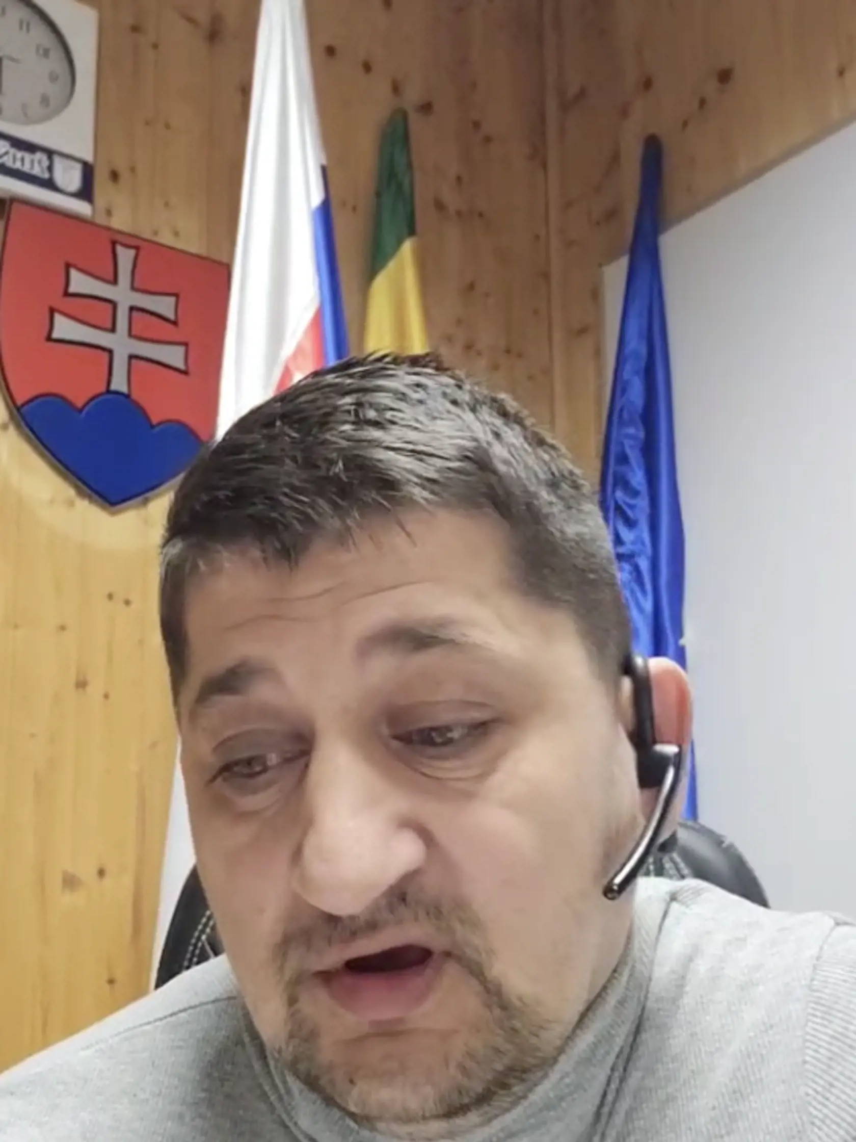 Starosta obce Žehňa sa cez sociálnu sieť rád prihovára svojim voličom. Zo svojich ciest za služobnými povinnosťami pripravuje pre nich živé vysielania. Často sa v nich mýli, no neprekáža mu to.