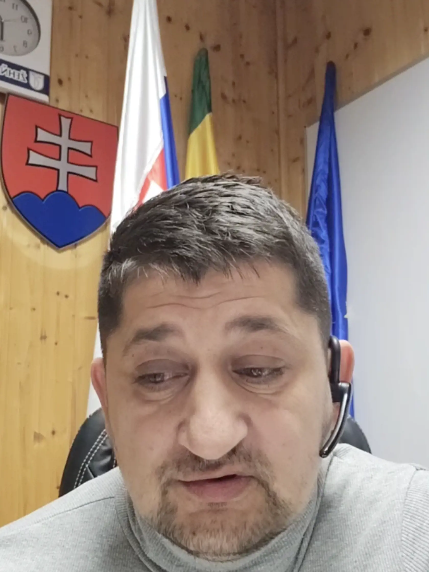 Starosta obce Žehňa sa cez sociálnu sieť rád prihovára svojim voličom. Zo svojich ciest za služobnými povinnosťami pripravuje pre nich živé vysielania. Často sa v nich mýli, no neprekáža mu to.