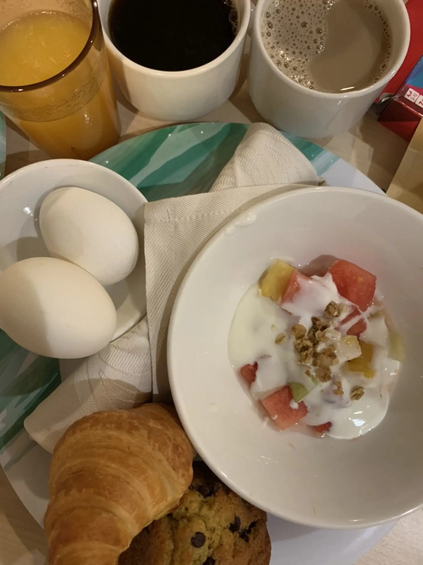 Uväznení cestujúci uverejňujú na sociálnych sieťach FOTO z vnútra lode. Fotia si najmä jedlo, ktoré si, podobne ako s ostatnými službami, pochvaľujú. Jeden cestujúci dokonca zo žartu napísal, že ho budú musieť po skončení karantény z lode odvliecť násilím.