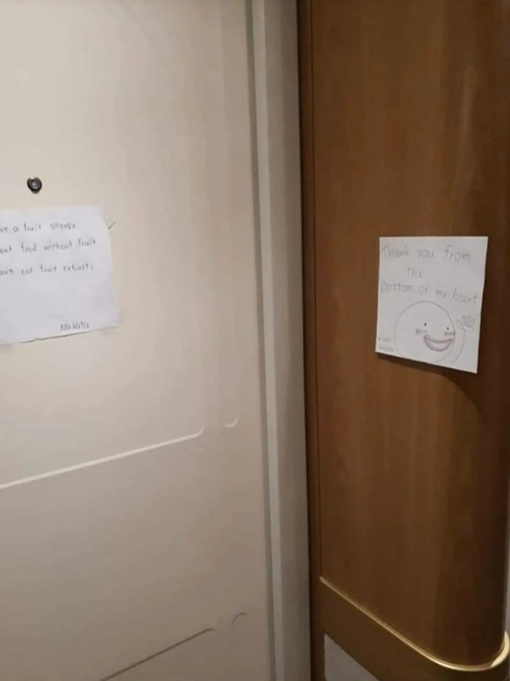 Uväznení cestujúci uverejňujú na sociálnych sieťach FOTO z vnútra lode. Fotia si najmä jedlo, ktoré si, podobne ako s ostatnými službami, pochvaľujú. Jeden cestujúci dokonca zo žartu napísal, že ho budú musieť po skončení karantény z lode odvliecť násilím.