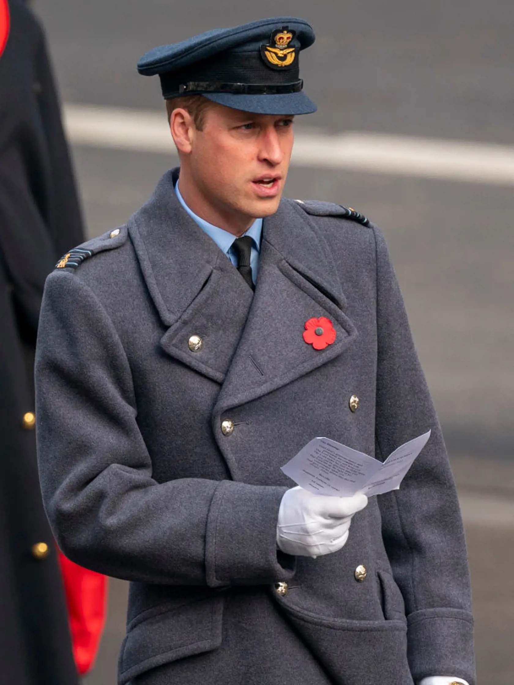 Tak ako každý rok, aj tento si britská kráľovská rodina zaspomínala na zosnulých vojakov počas takzvaného Remembrance Day. Tradíciou je aj položenie smútočných vencov od kráľovskej rodiny k pamätníku Cenotaph v Londýne. Na rozdiel od uplynulých rokov však na slávnostnom obrade chýbali princ Harry (36) s manželkou Meghan (39).