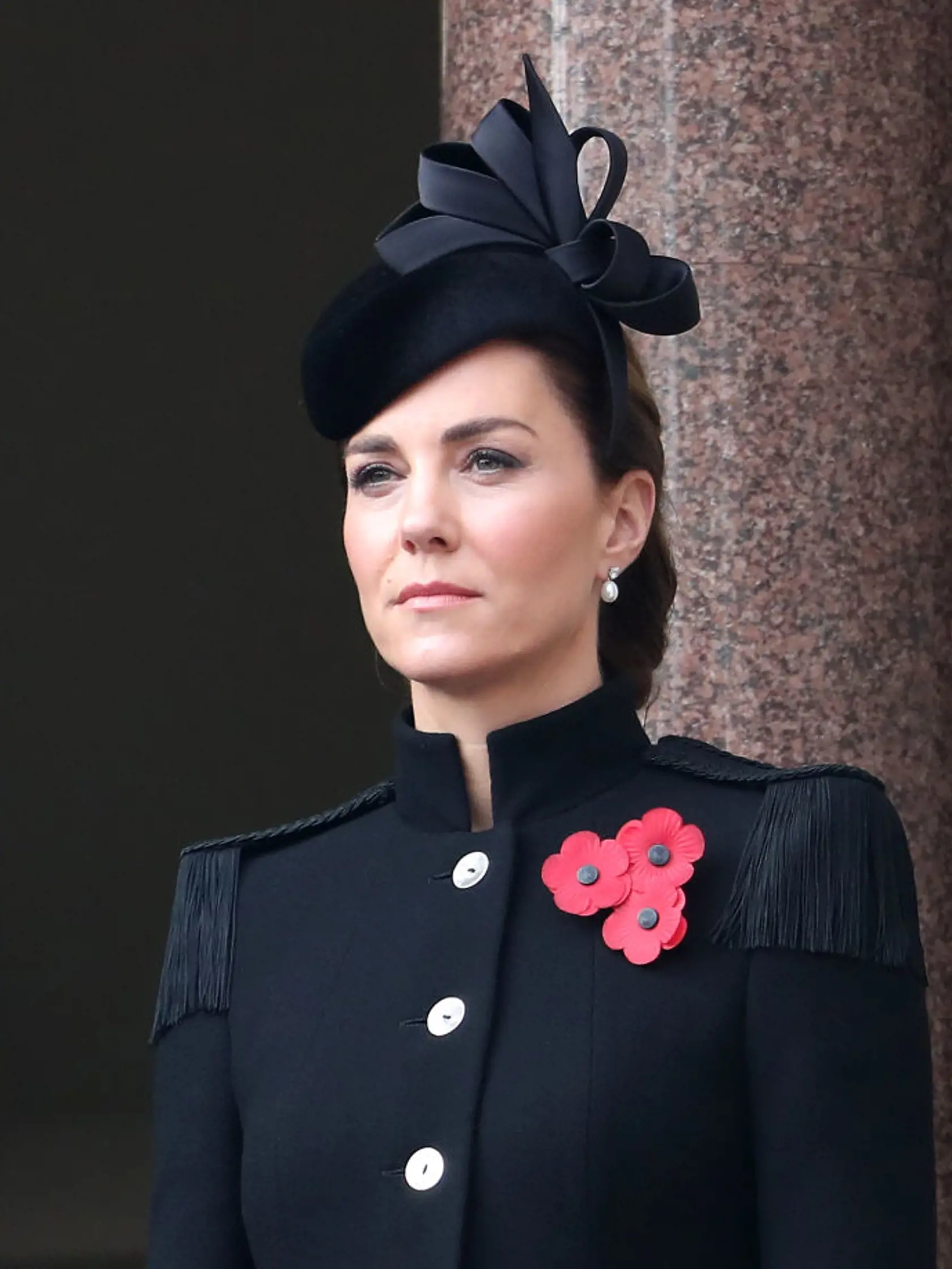 Tak ako každý rok, aj tento si britská kráľovská rodina zaspomínala na zosnulých vojakov počas takzvaného Remembrance Day. Tradíciou je aj položenie smútočných vencov od kráľovskej rodiny k pamätníku Cenotaph v Londýne. Na rozdiel od uplynulých rokov však na slávnostnom obrade chýbali princ Harry (36) s manželkou Meghan (39).