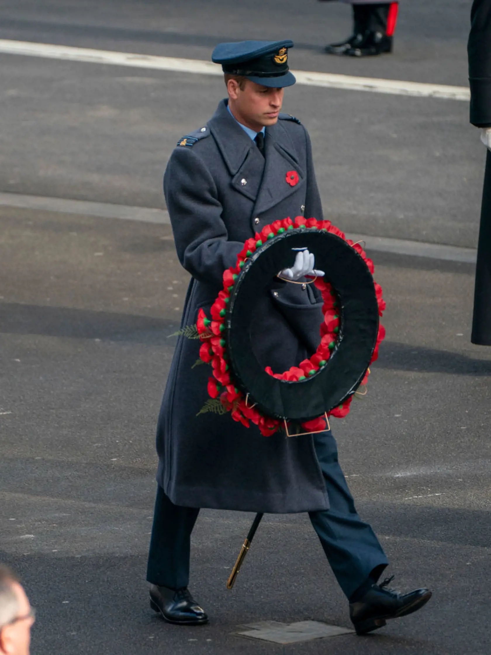 Tak ako každý rok, aj tento si britská kráľovská rodina zaspomínala na zosnulých vojakov počas takzvaného Remembrance Day. Tradíciou je aj položenie smútočných vencov od kráľovskej rodiny k pamätníku Cenotaph v Londýne. Na rozdiel od uplynulých rokov však na slávnostnom obrade chýbali princ Harry (36) s manželkou Meghan (39).
