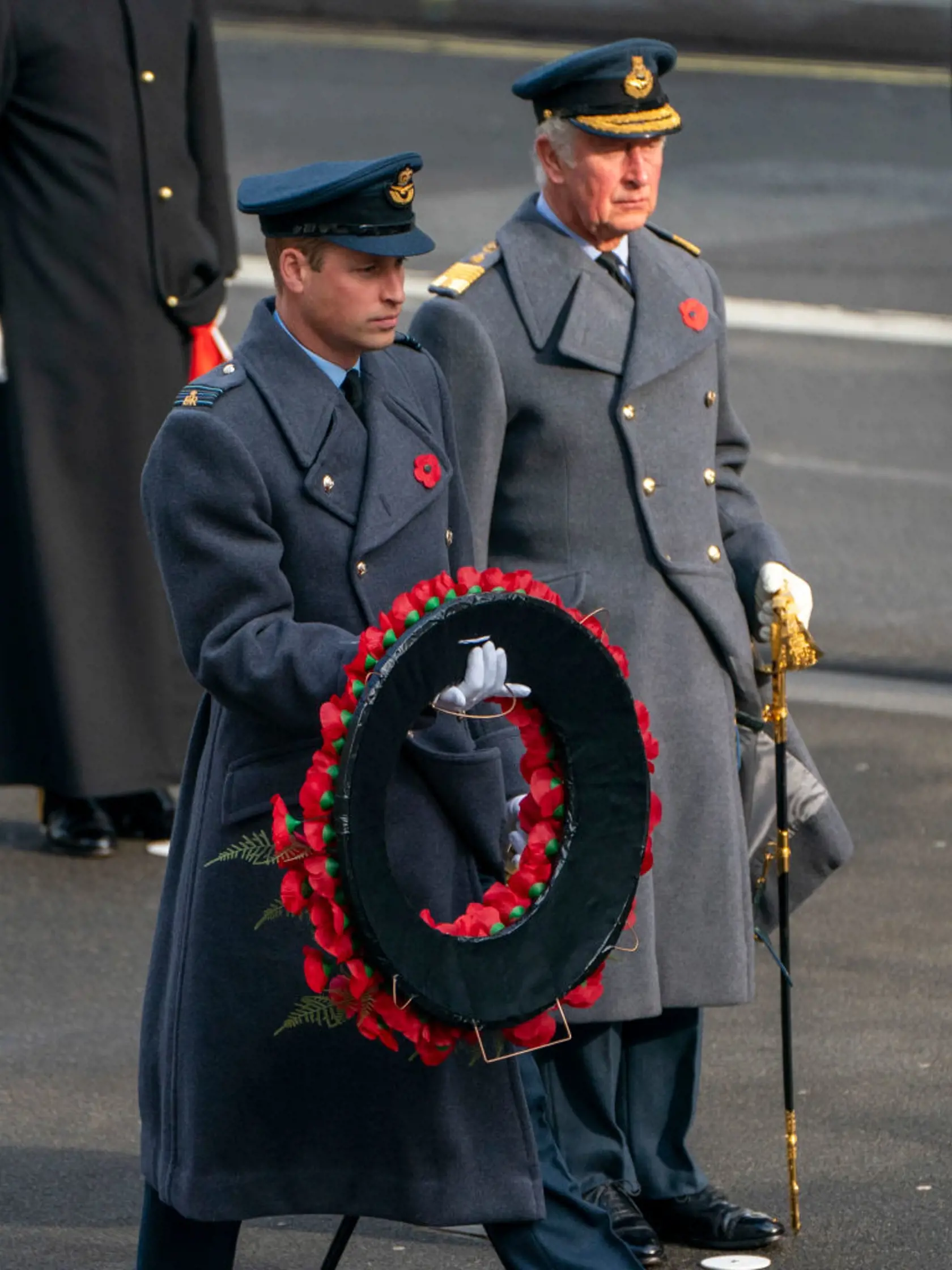Tak ako každý rok, aj tento si britská kráľovská rodina zaspomínala na zosnulých vojakov počas takzvaného Remembrance Day. Tradíciou je aj položenie smútočných vencov od kráľovskej rodiny k pamätníku Cenotaph v Londýne. Na rozdiel od uplynulých rokov však na slávnostnom obrade chýbali princ Harry (36) s manželkou Meghan (39).