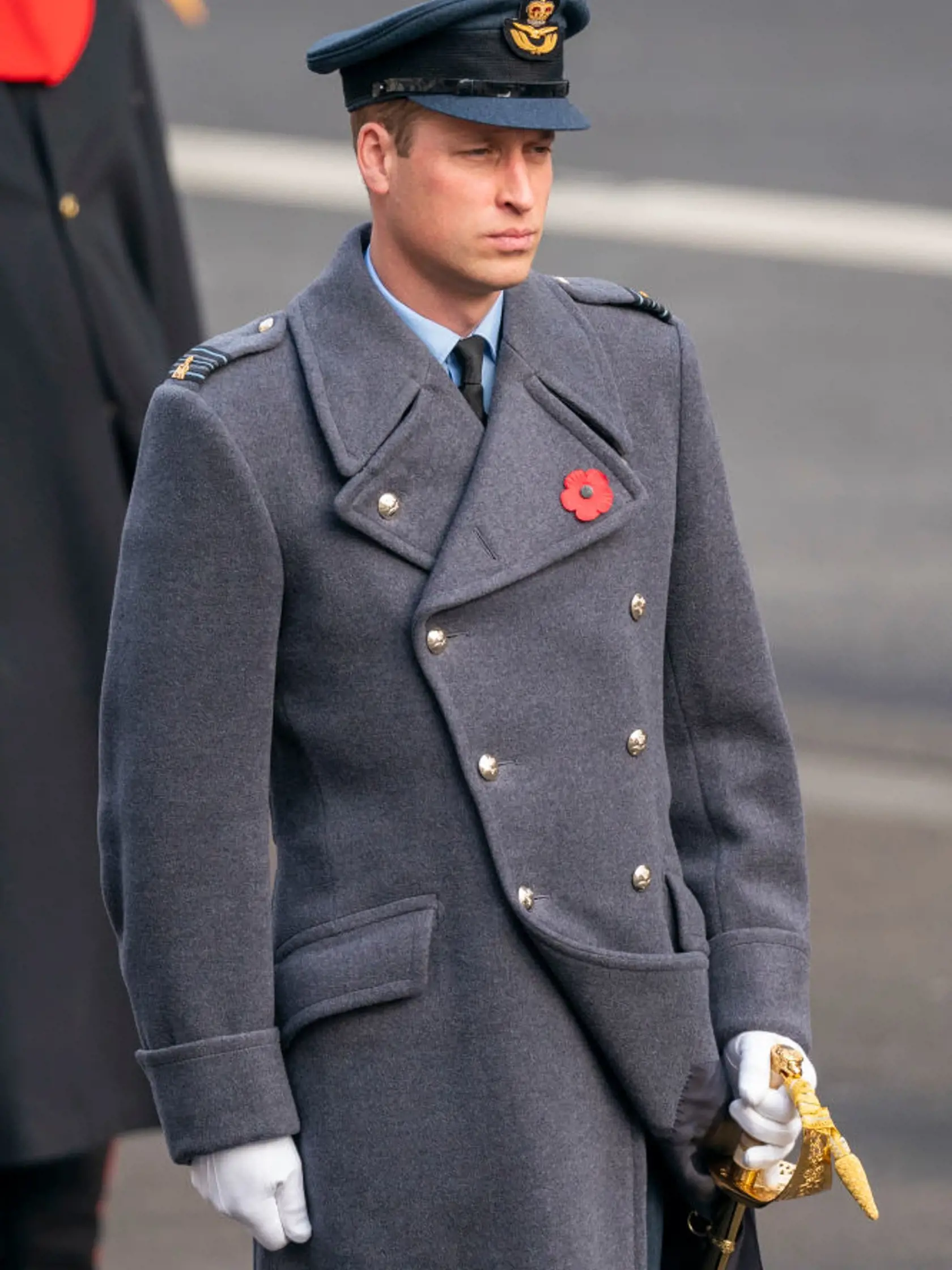 Princ William kráčal k pomníku tentokrát bez brata Harryho.