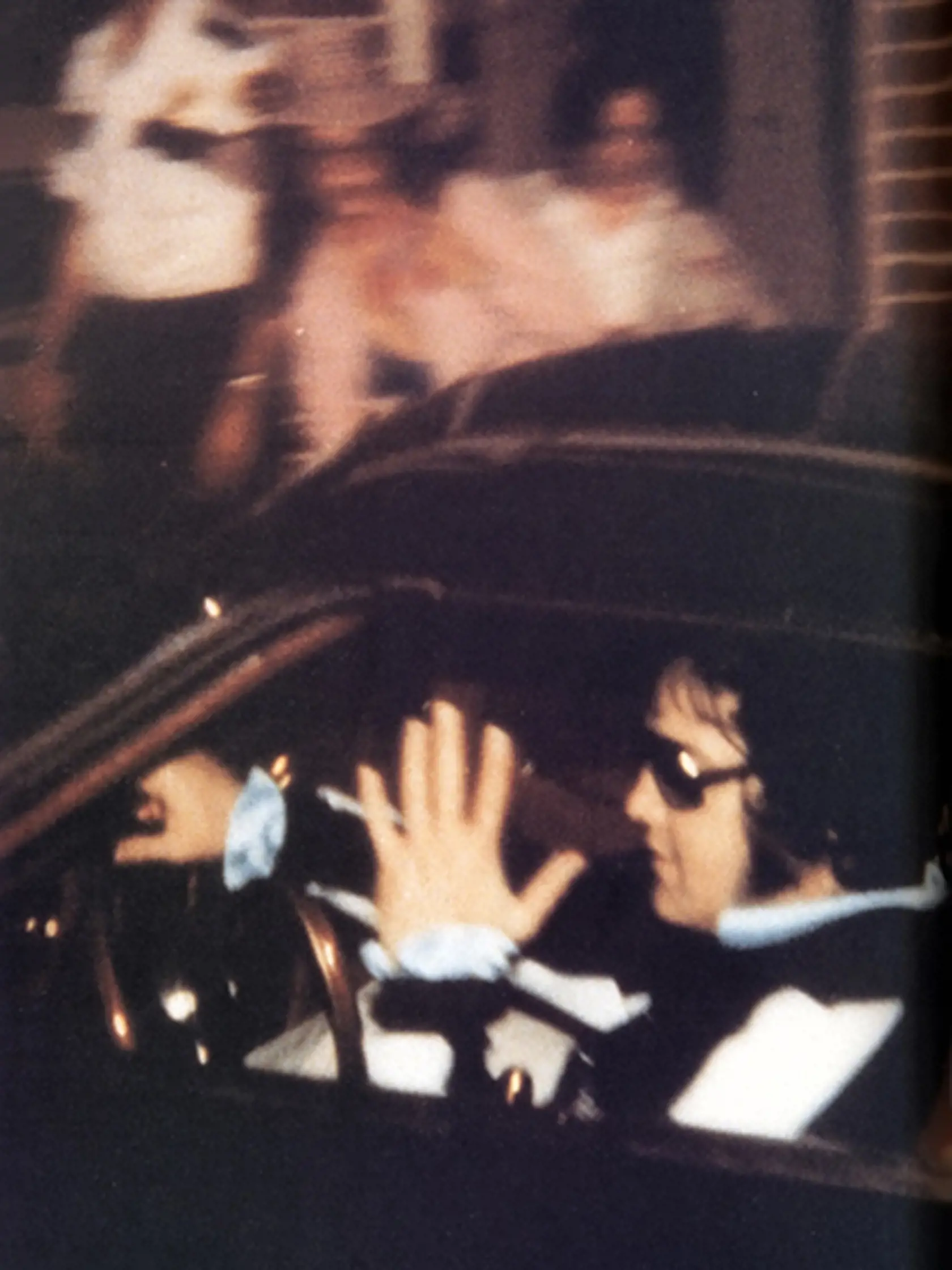 Tomu, že je s Elvisom zle však nasvedčovali aj jeho fotografie vyhotovené pár hodín pred jeho smrťou. Z kedysi fešného speváka, herca a lámača ženských sŕdc bol posledné týždne opuchnutý pán, ktorý už nevládal spievať ani tancovať.