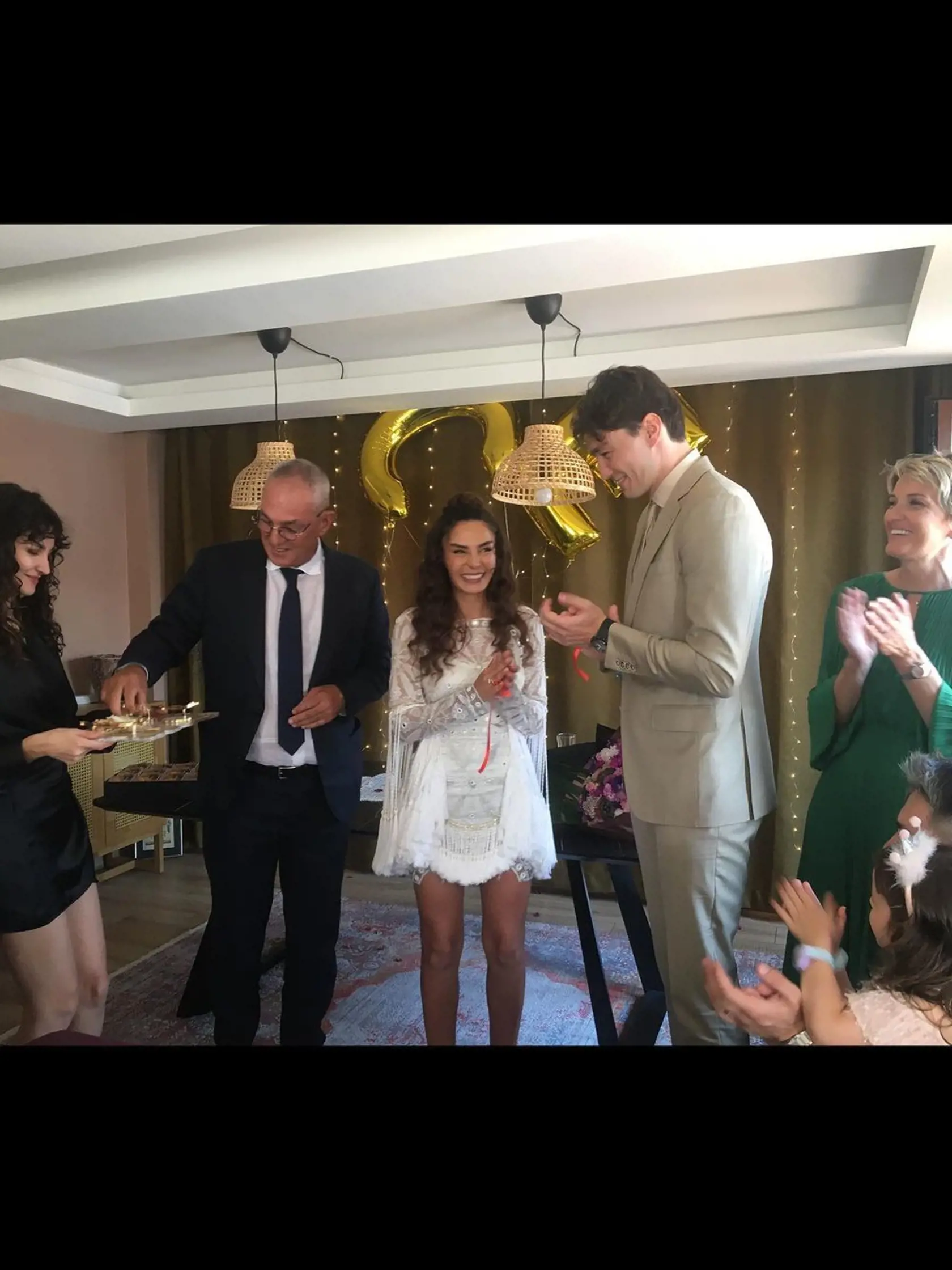 Zásnuby spojené s narodeninami Ebru Şahin alias Reyaan zo seriálu Spútaný motýľ. Svadba s basketbalistom Cedim Osmanom bude 7. júla.